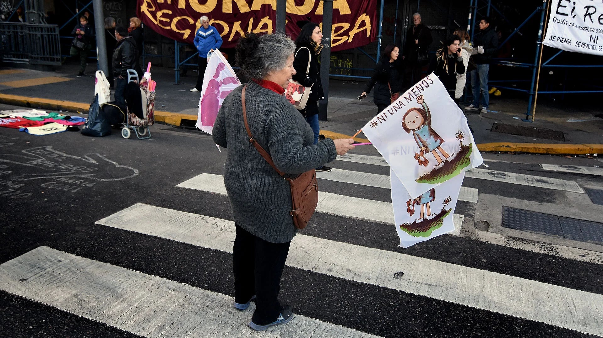 En las esquinas se ofrecían banderines, postales, fotos y pins con la frase #NiUnaMenos(Nicolás Stulberg)