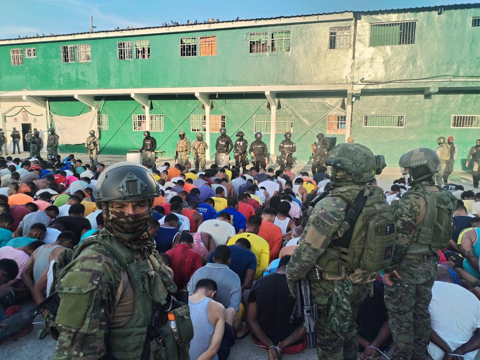 Fotografía cedida por las Fuerzas Armadas de Ecuador que muestra a agentes de la Policía y el Ejército mientras intervienen una cárcel en Esmeraldas (Ecuador). EFE/Cortesía Fuerzas Armadas de Ecuador 