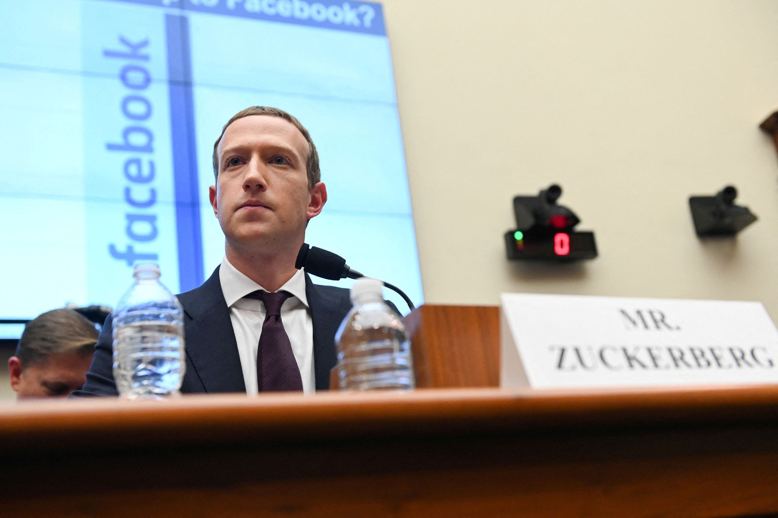 El presidente y director ejecutivo de Facebook, Mark Zuckerberg, testifica en una audiencia del Comité de Servicios Financieros de la Cámara de Representantes en Washington, EE. UU (Reuters) 