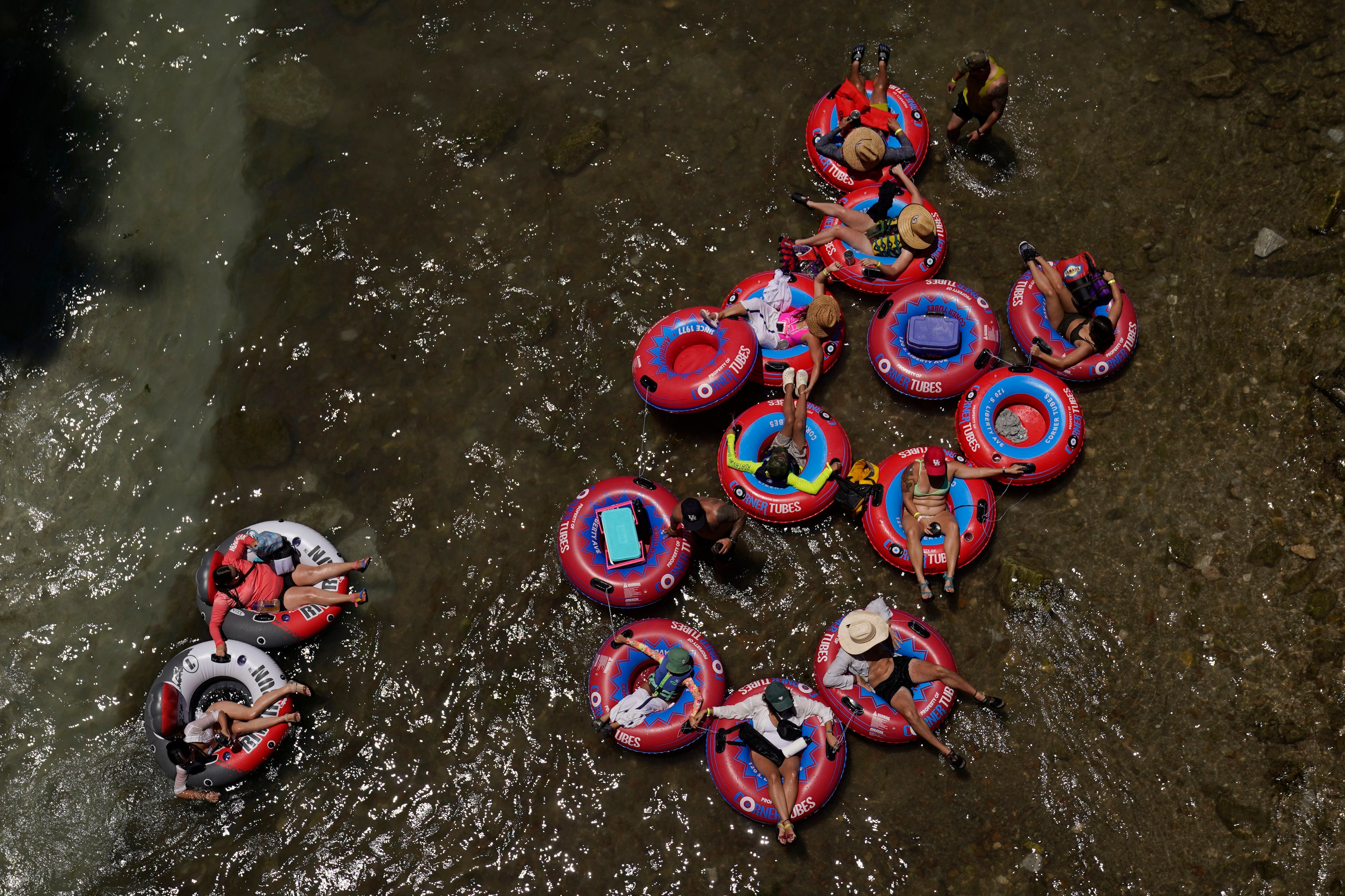 Texas es uno de los estados más golpeados por el calor. En la foto, bañistas en llantas inflables flotan en el río Comal, en New Braunfels, Texas. (AP Foto/Eric Gay)