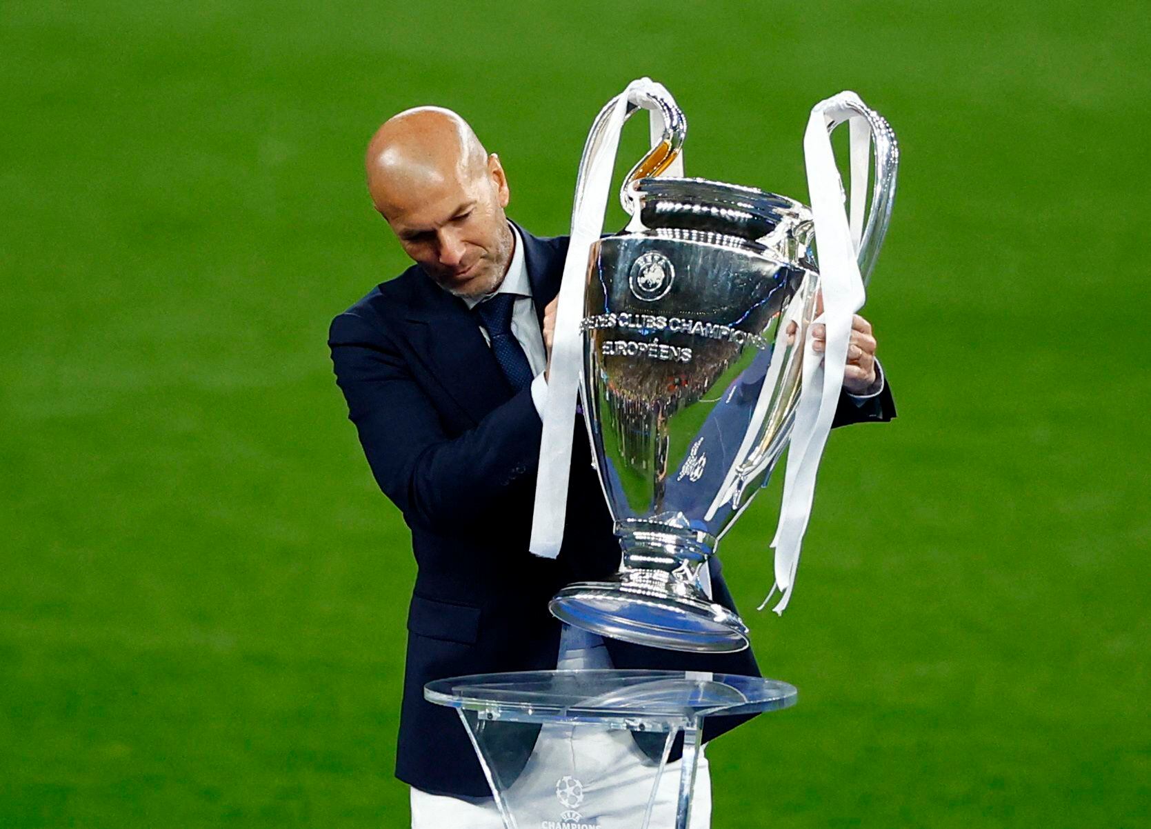 Zinedine Zidane con la copa antes de ser entregada al Real Madrid, campeón de la Champions League (REUTERS/Sarah Meyssonnier)