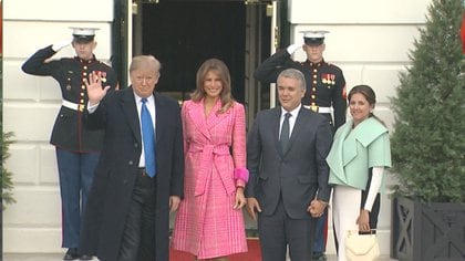 María Juliana Ruiz y el presidente Duque en compañía del presidente Donald Trump, y su esposa Melania Trump.  / Twitter: MarkKnoller