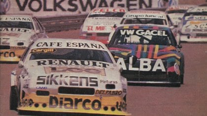 A bordo del Renault Fuego liderando un pelotón del TC 2000 en Mendoza, en 1989. Detrás aparece el multicolor VW Gacel de "Yoyo" Maldonado