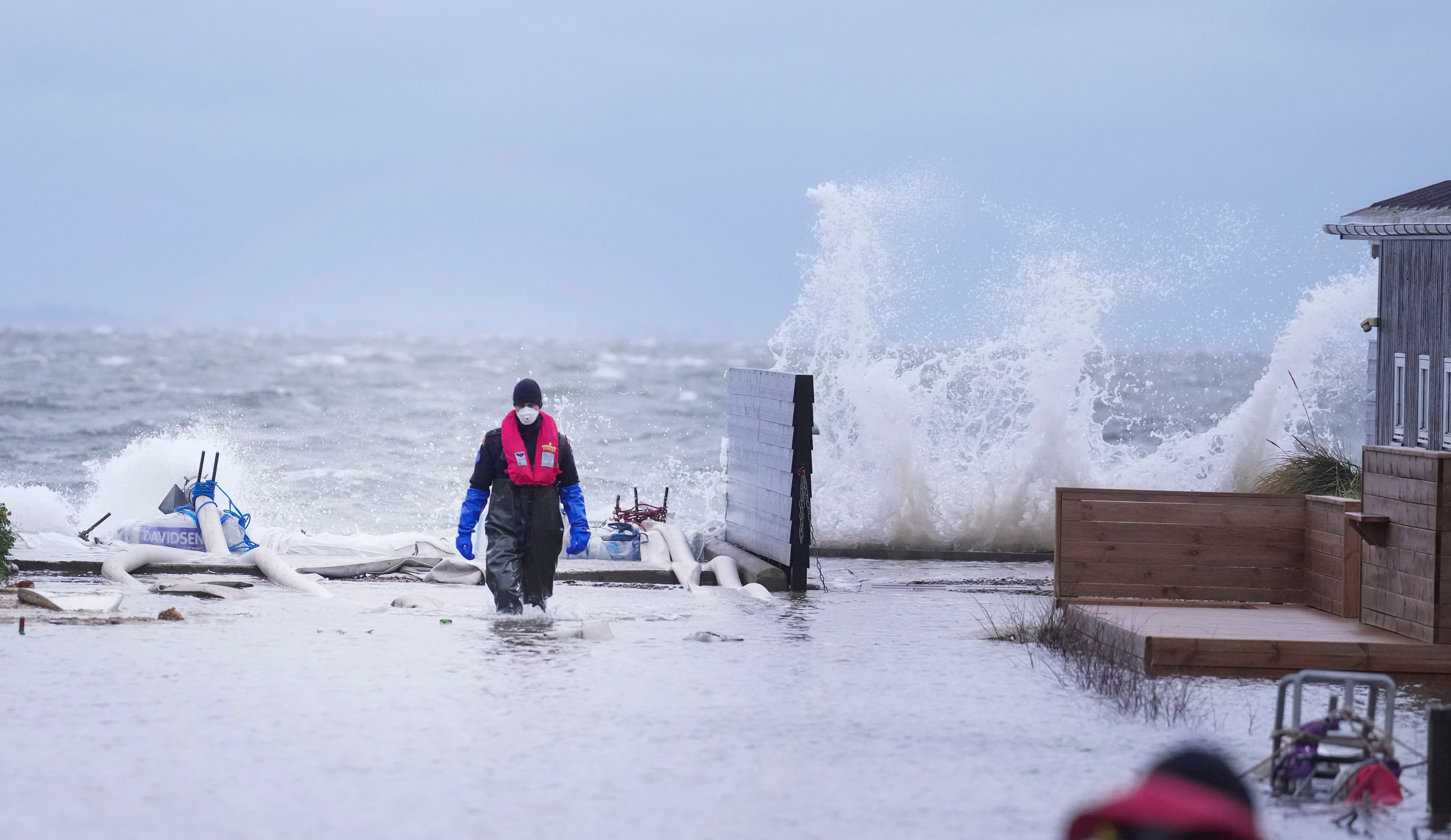 Un hombre camina por un vecindario anegado en Haderslev, Dinamarca (Claus Fisker/Ritzau Scanpix vía AP)