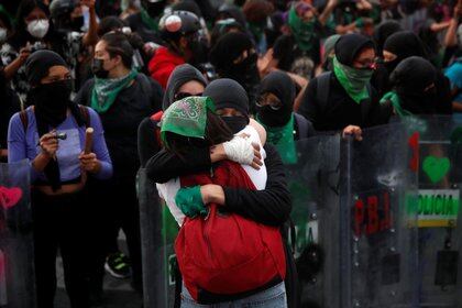 Los contingentes en el centro de la capital estaban encapsulados, peor lograron llegar a Antimonumenta en Bellas Artes (Foto: Carlos Jasso / Reuters)