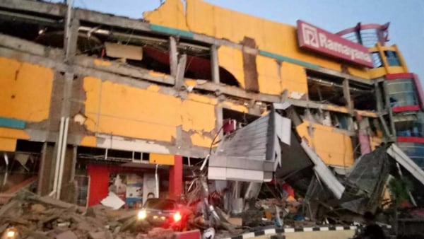 El terremoto de este viernes dejÃ³ edificios destruidos (Reuters)