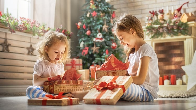 Cuando uno regala en exceso o solamente lo que los niños piden, podría generar que pierdan dimensión de la posibilidad real de cada familia (Shutterstock)