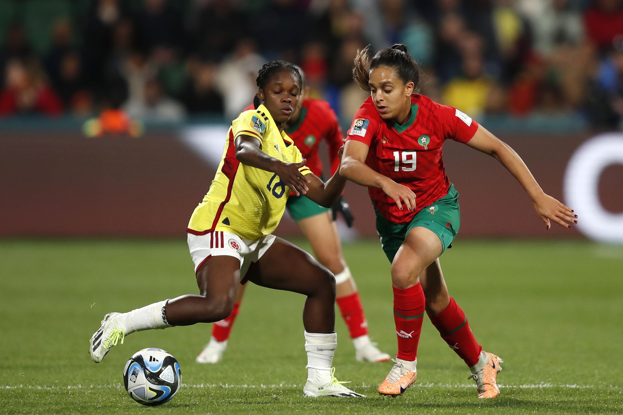 La delantera colombiana Linda Caicedo (izquierda) pugna el balón con la marroquí Sakina Ouzraoui durante el partido del Grupo H del Mundial femenino, el jueves 3 de agosto de 2023, en Perth, Australia. (AP Foto/Gary Day)