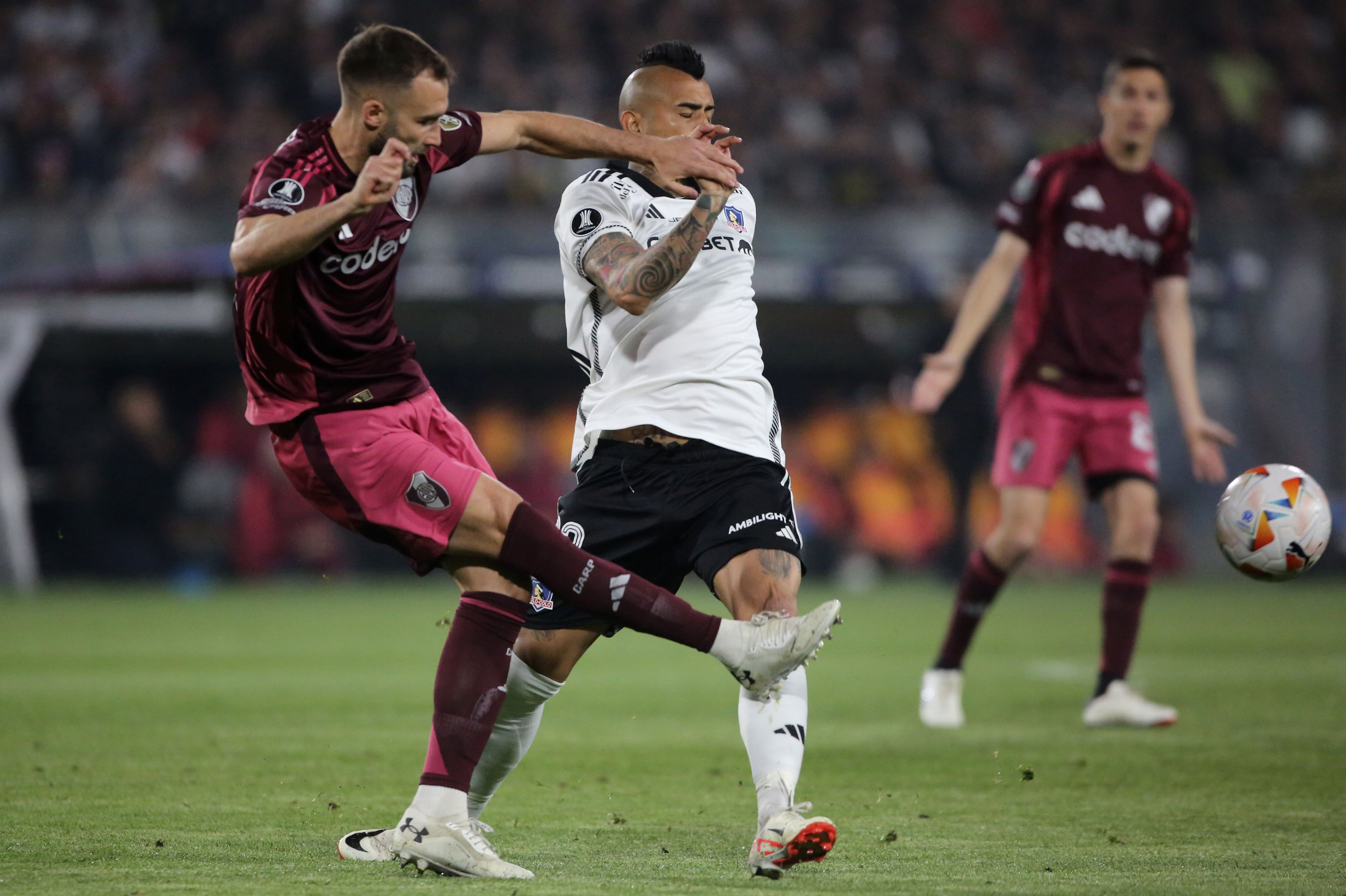 Arturo Vidal brilló en el empate de Colo Colo 1-1 con River Plate por los cuartos de final de la Copa Libertadores (Jonnathan Oyarzun/Photosport)