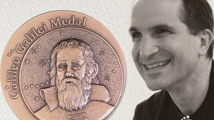 El físico argentino Juan Martín Maldacena recibió en mayo de 2019 la Medalla Galileo Galilei 