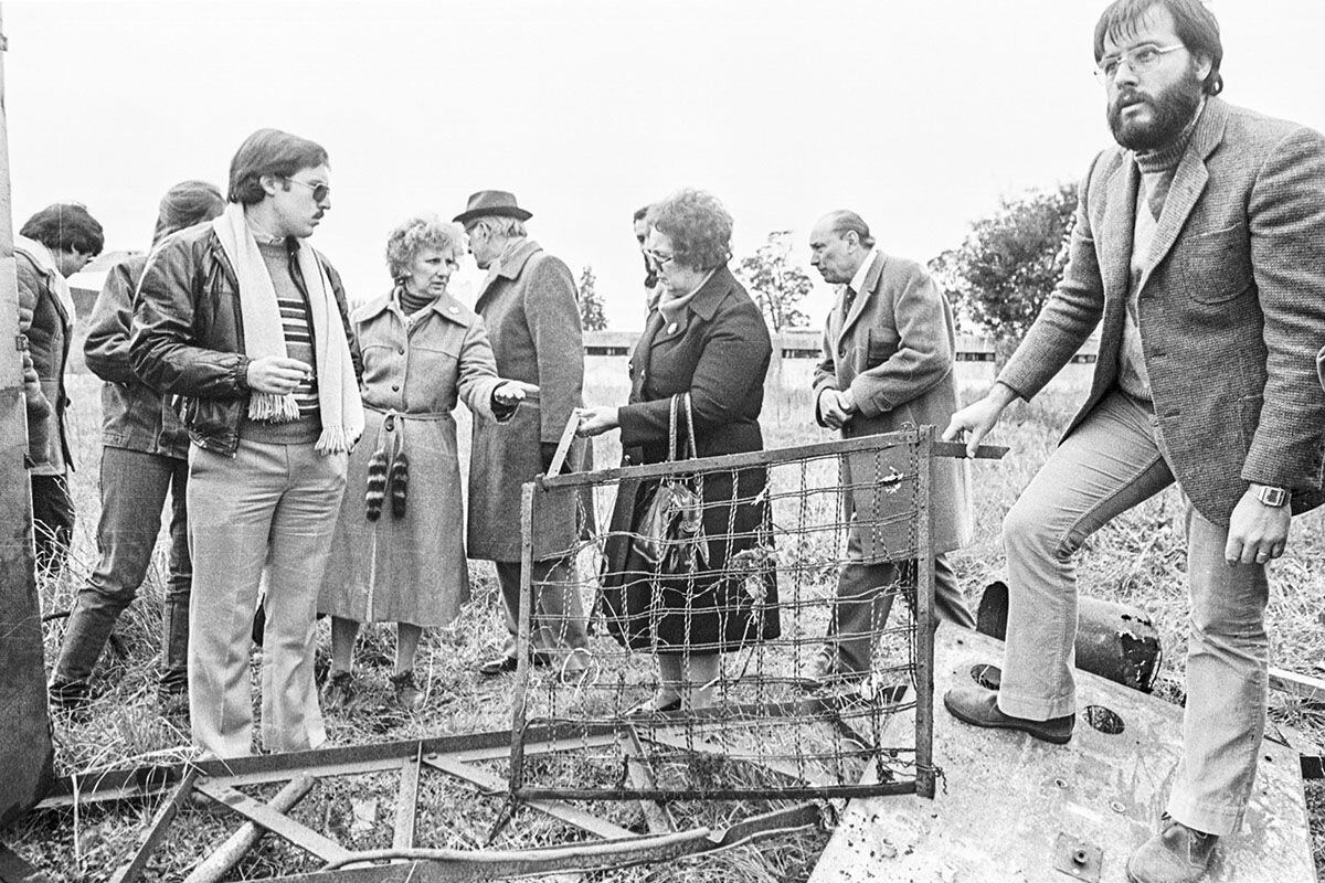 Estela de Carlotto junto a integrantes de la CONADEP en 1984 durante una recorrida por el ex Centro Clandestino de Detención conocido como La Cacha, donde estuvo cautiva su hija Laura.