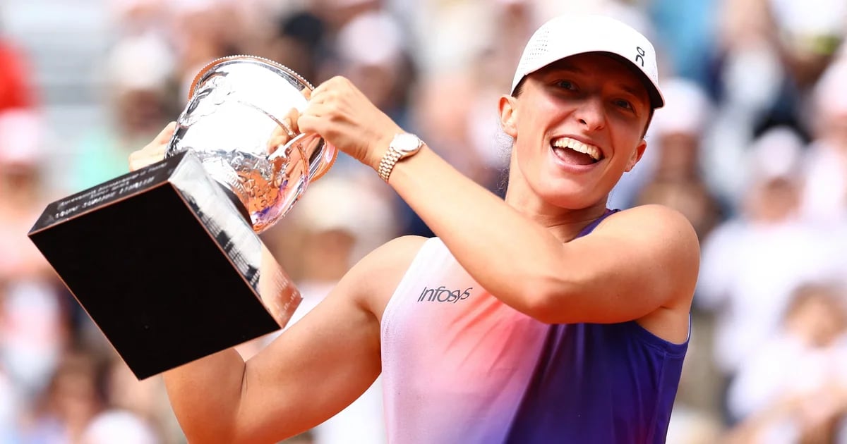 Iga Swiatek ha fatto la storia al Roland Garros: ha battuto l’italiana Jasmine Paolini e ha vinto il quinto Slam della sua carriera