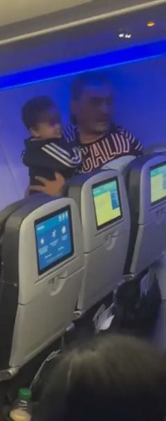Un hombre se ofreció a cargar al bebé para que el viaje pueda realizarse (Captura de video)