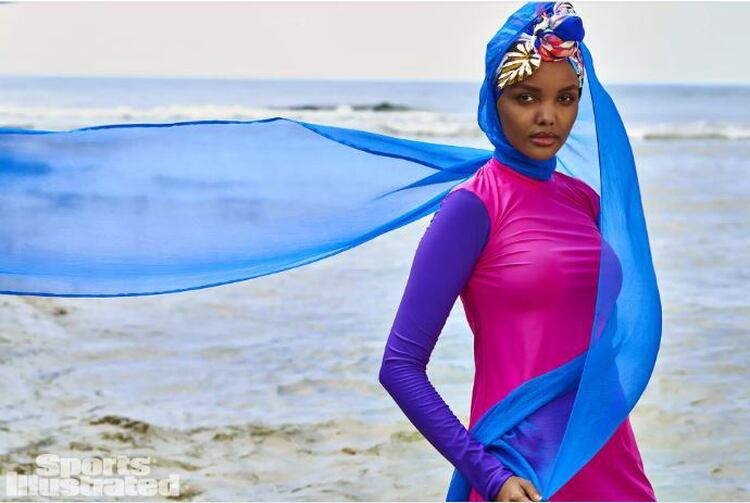 Halima Aden es la primera primera modelo musulmana en usar un hijab y burkini en las páginas de Sports Illustrated (Foto: Sports Illustrated)