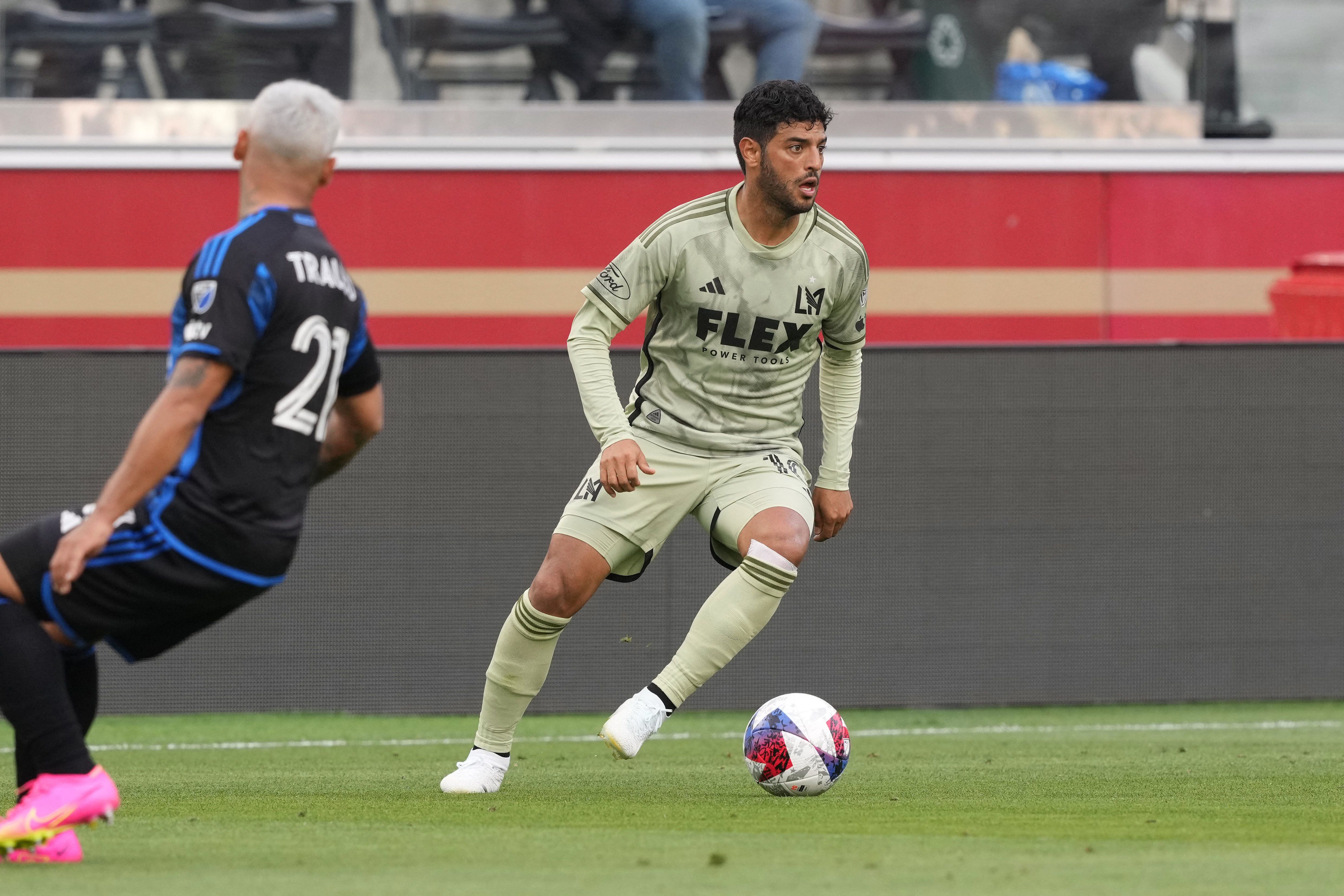 OFICIAL: Carlos Vela se queda en Los Angeles FC