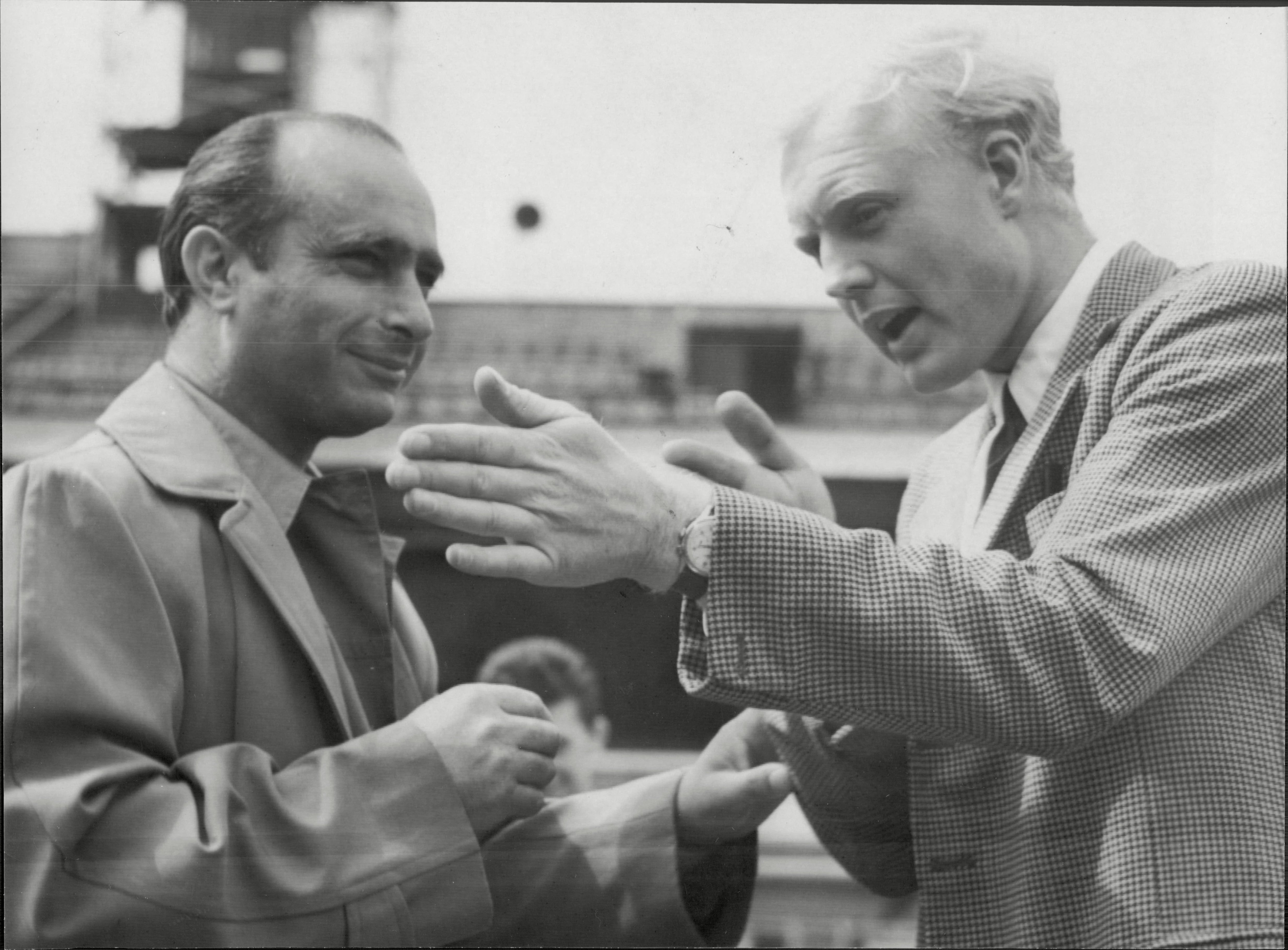 Juan Manuel Fangio junto a Mike Hawthorn, quien heredó su corona en 1958 (shutterstock)