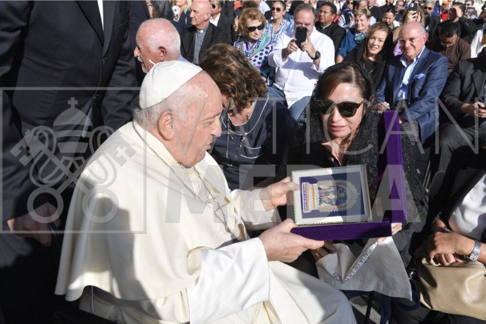 Patricia Benavides junto al Papa Francisco en el Vaticano. Foto: Vatican Media