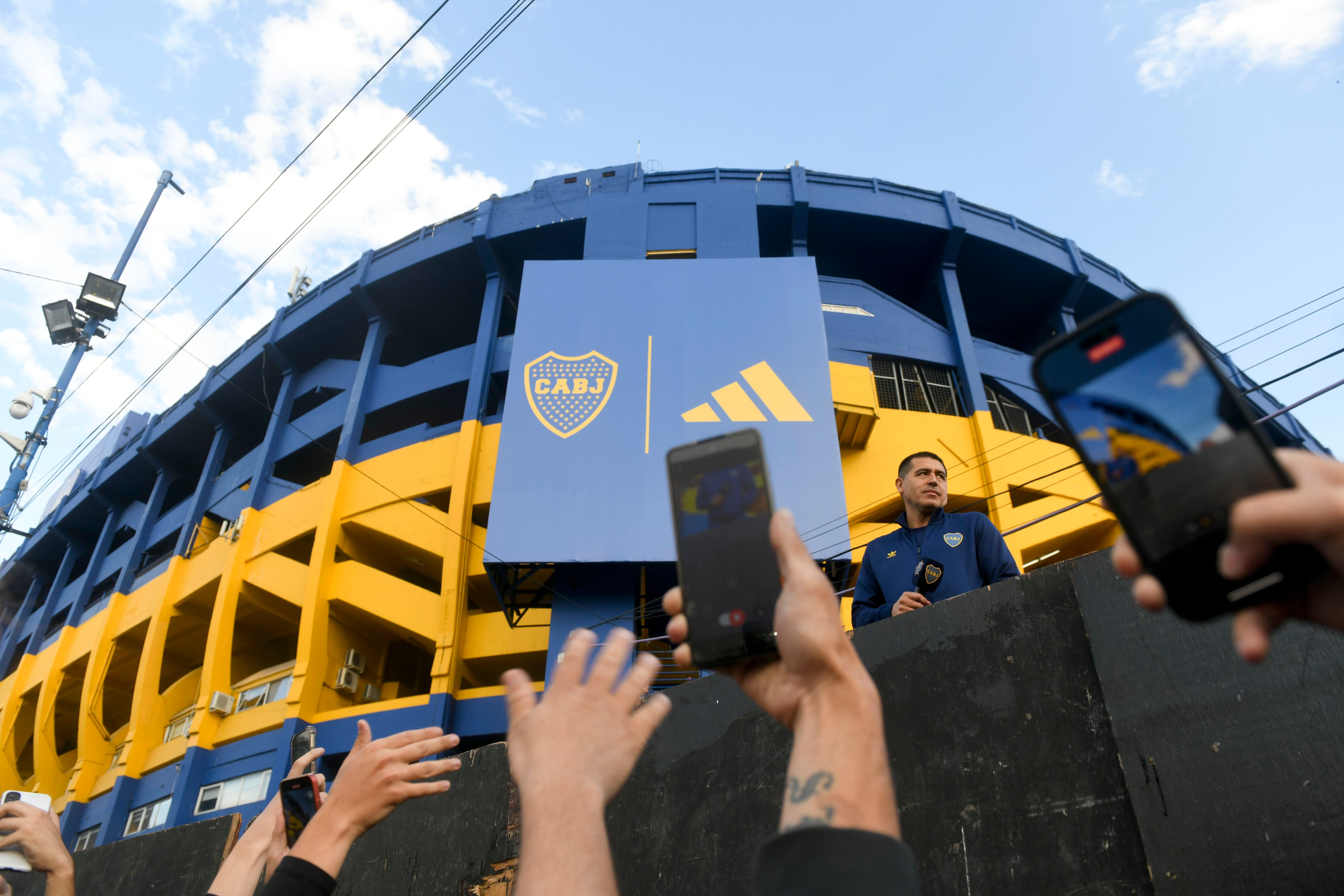 El vicepresidente de Boca Juniors, Juan Román Riquelme, saluda a los aficionados del club frente al estadio La Bombonera en una manifestación en apoyo al exfutbolista, el domingo 3 de diciembre de 2023, en Buenos Aires. En las carpas montadas sobre su césped se votará la nueva conducción (AP Foto/Gustavo Garello)