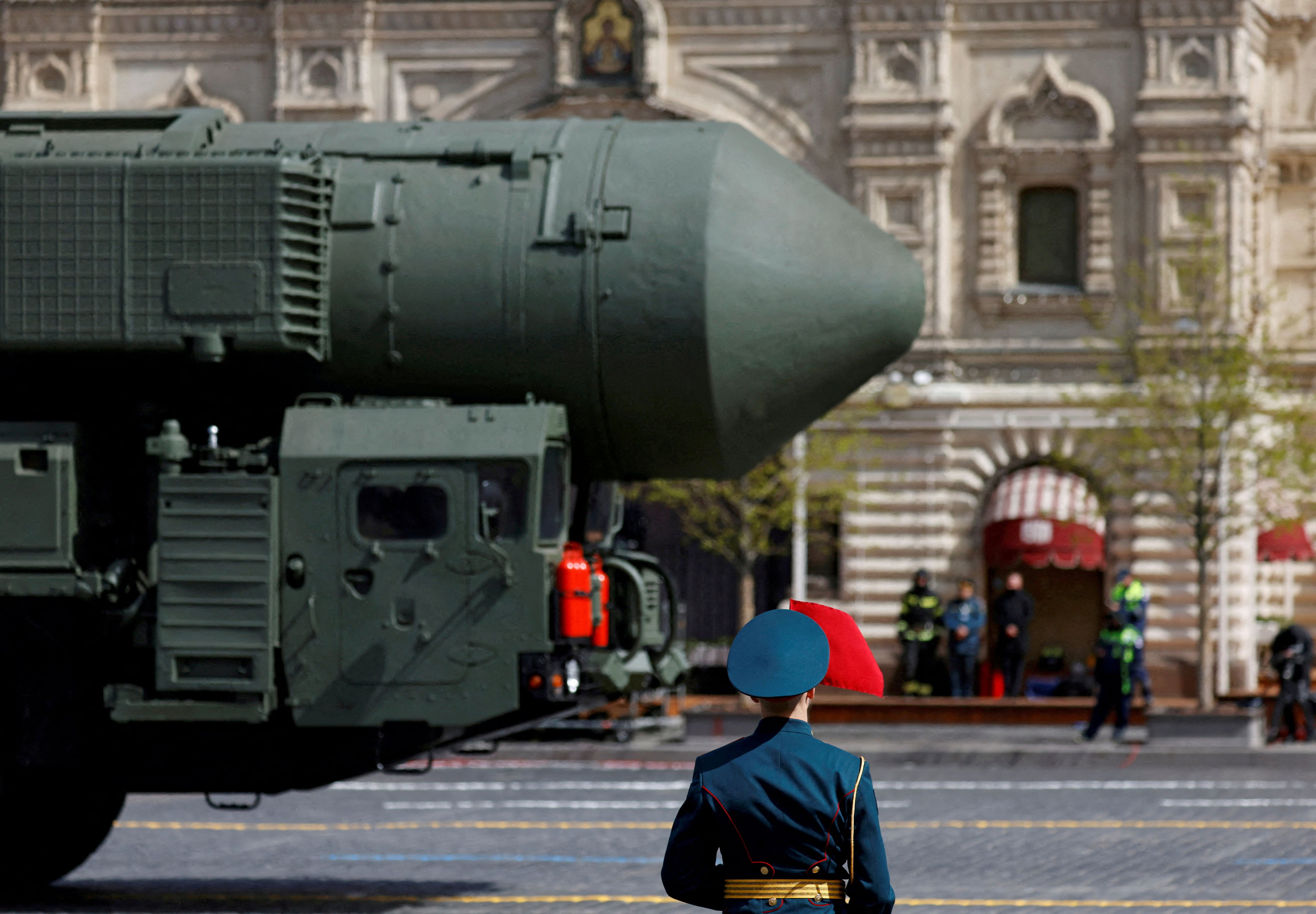 FOTO DE ARCHIVO: Un sistema ruso de misiles balísticos intercontinentales Yars pasa junto a una guardia de honor durante un desfile militar el Día de la Victoria, en la Plaza Roja del centro de Moscú (REUTERS/Maxim Shemetov)