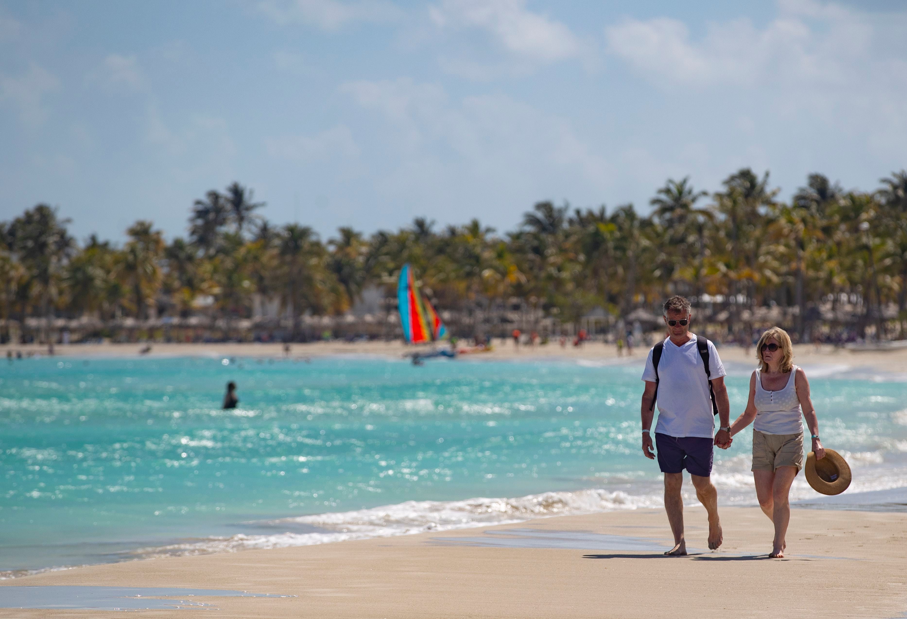 Fotografía de archivo en donde se ven turistas que disfrutan en una playa de la zona de Boulevard Kukulcán, en Cancún (México). EFE/ Alonso Cupul 