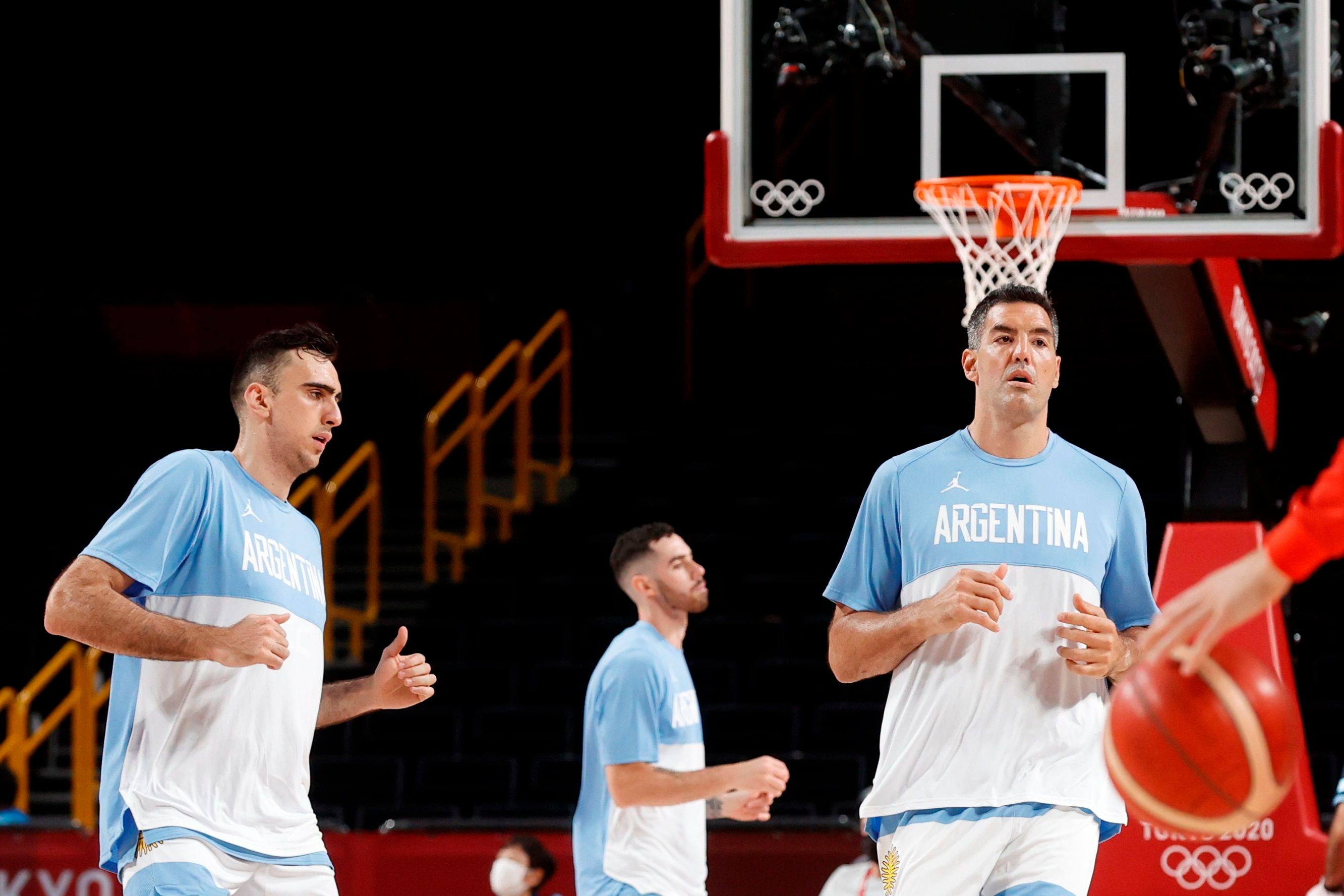 El pívot argentino Luis Scola (d) y el alero Juampi Vaulet (i) calientan antes de un partido en el Saitama Super Arena de Tokio (Japón). EFE/Kai Fösterling
