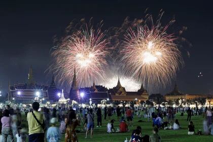 Los fuegos artificiales explotan sobre el Gran Palacio durante las celebraciones del año Nuevo, en Bangkok, Tailandia, el 1 de enero de 2024. REUTERS/Athit Perawongmetha