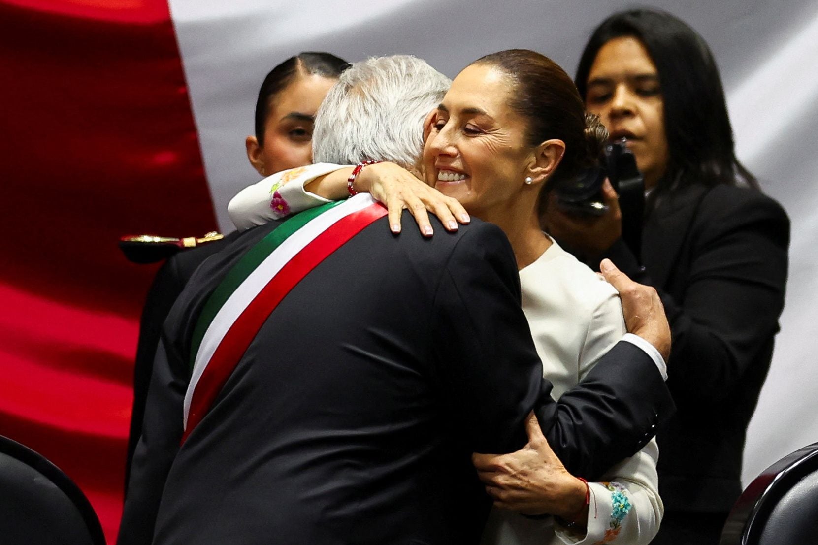 AMLO se despide de Sheinbaum. (REUTERS/Raquel Cunha)