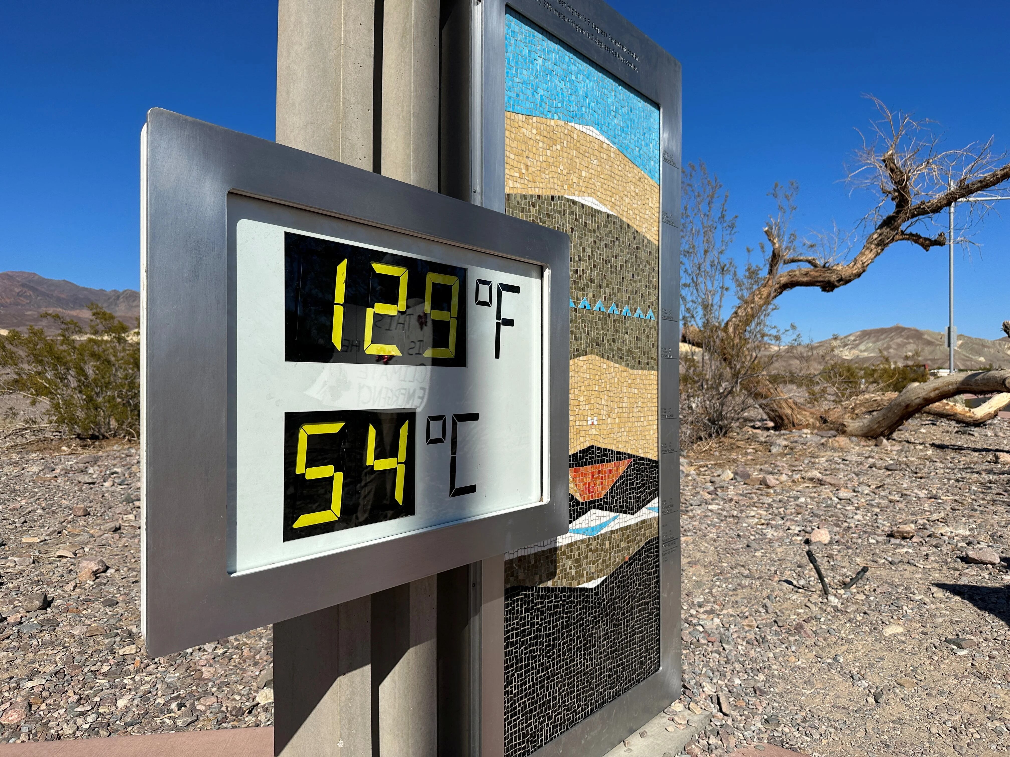 Carteles con la temperatura en el Valle de la Muerte, California (Reuters)