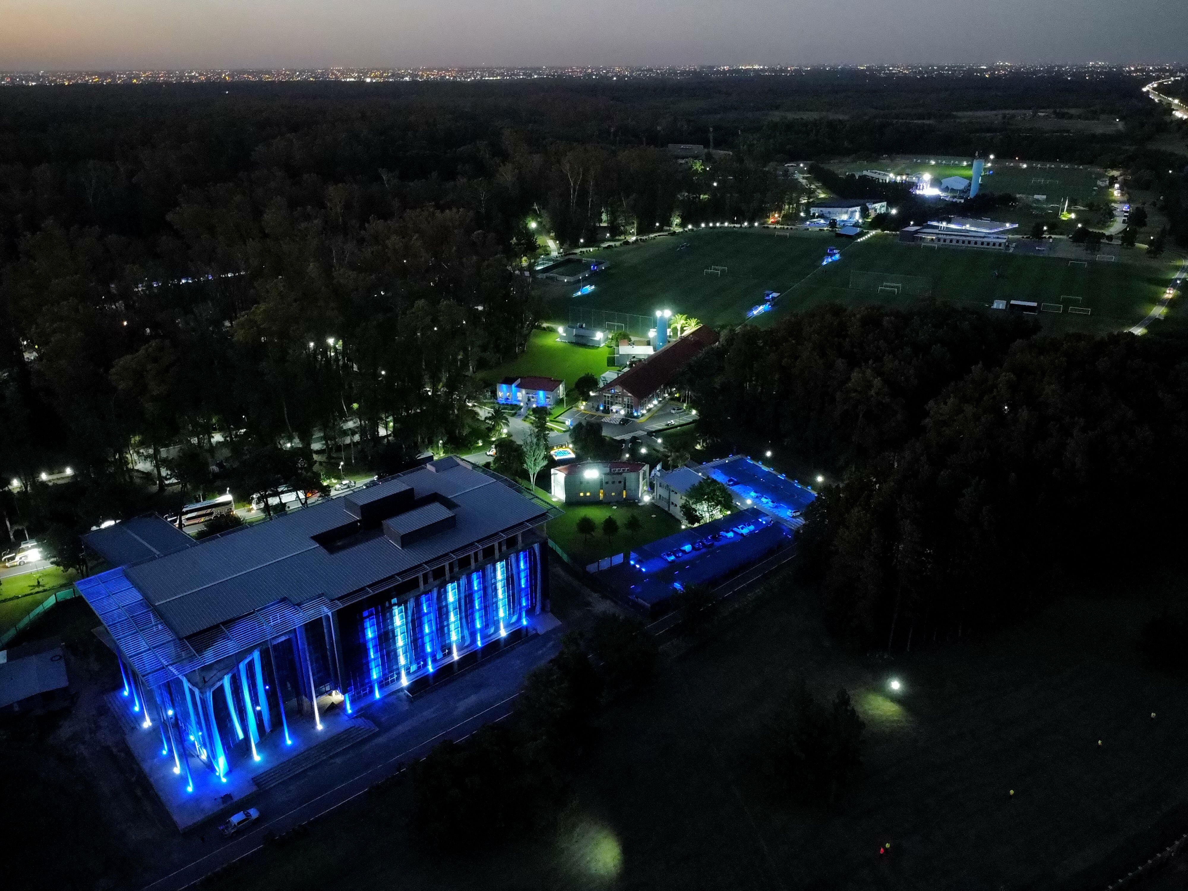 La AFA está ploteada con los colores de la bandera argentina y distintas gigantografías de los campeones del mundo (REUTERS/Matias Baglietto)