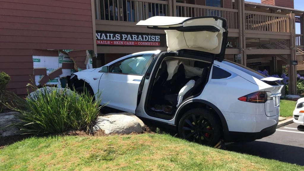 En Estados Unidos, un Model S de semi conducción autónoma impactó contra una vivienda