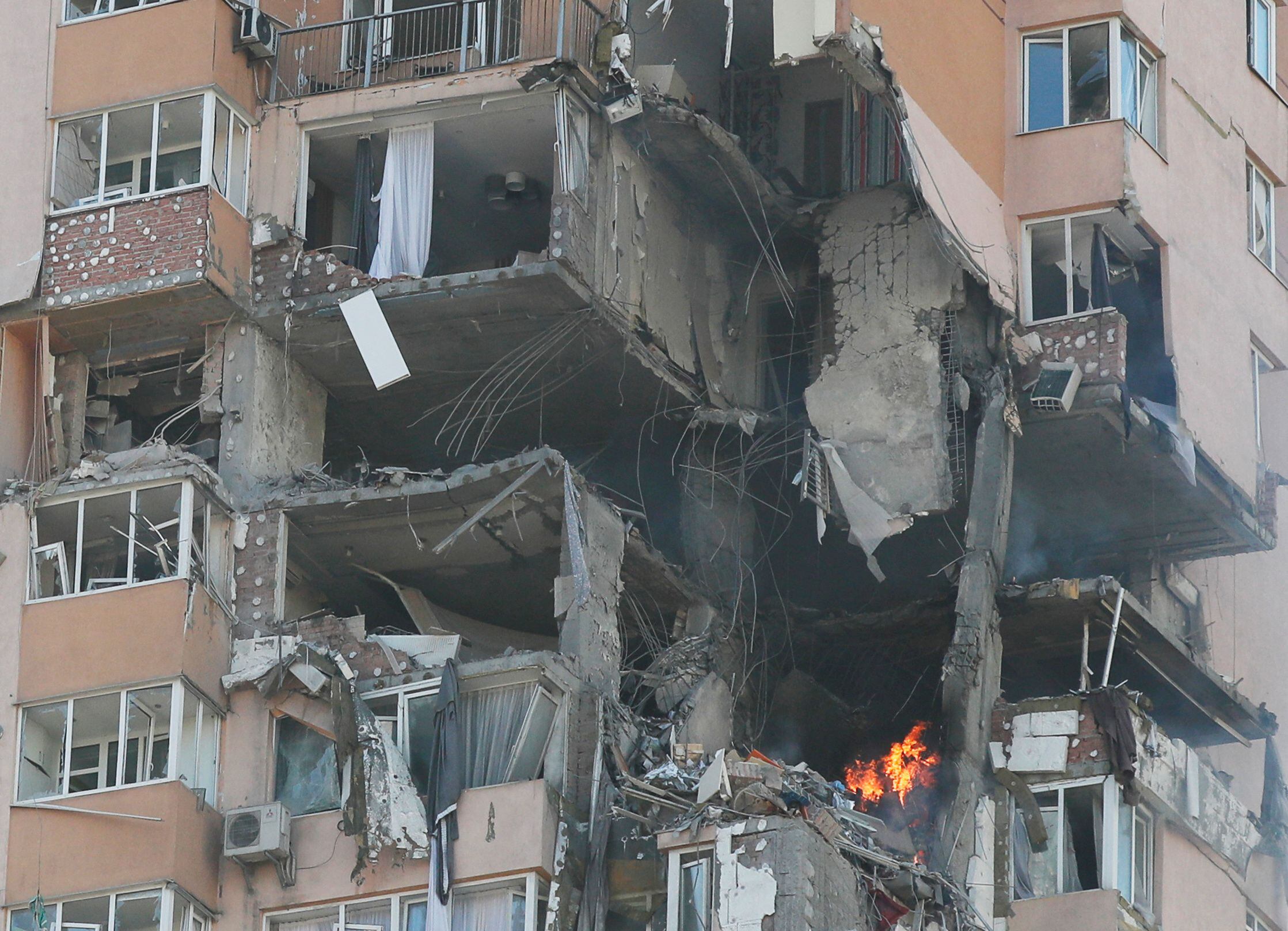 Durante la madrugada se produjeron ataques a edificios civiles