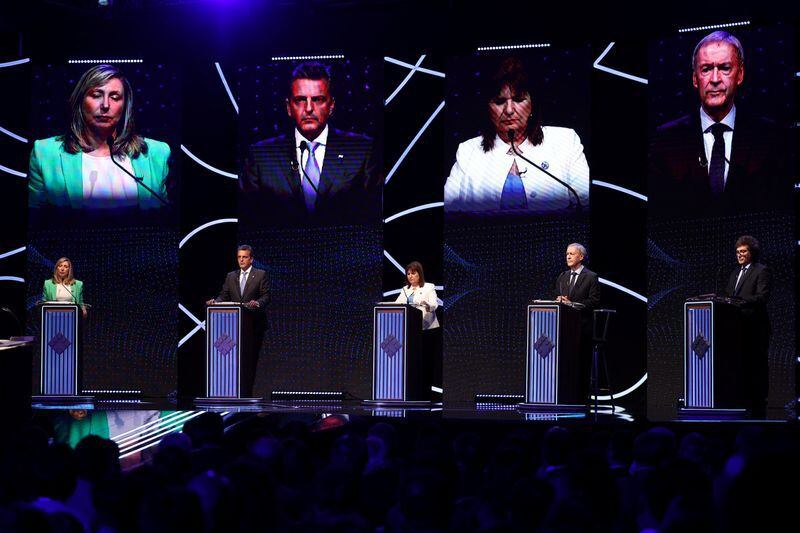 Myriam Bregman, Sergio Massa, Patricia Bullrich, Juan Schiaretti y Javier Milei en el primer debate presidencial (Tomas Slope/Pool vía REUTERS)