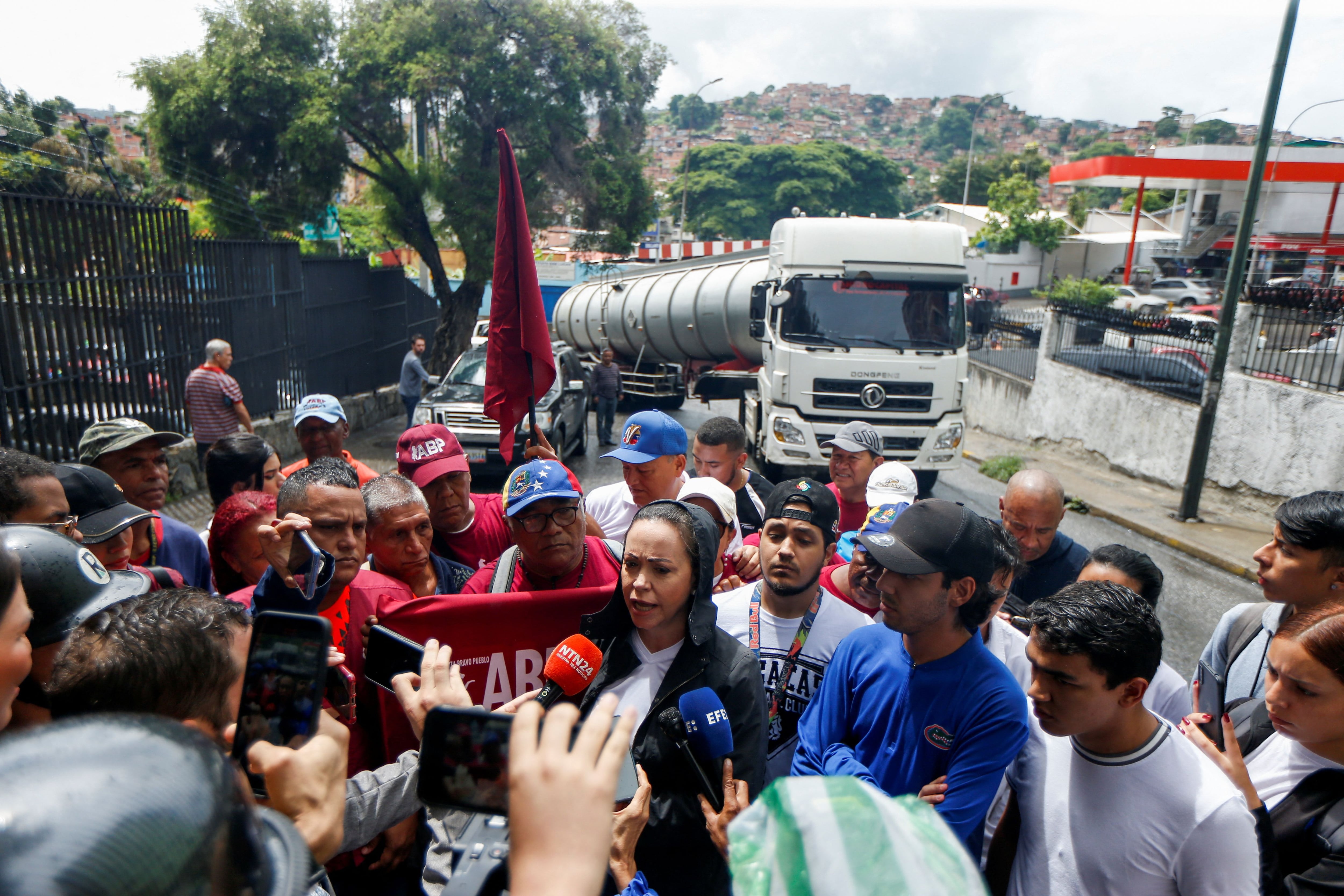 Maria Corina Machado, en una visita al Petare, Caracas (Reuters)