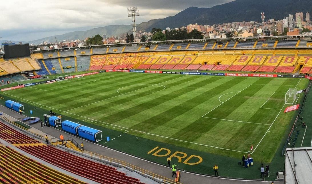 La grama del estadio Nemesio Camacho El Campín quedó destruida luego del concierto Monsters of Rock que se llevó a cabo en Bogotá. @SantaFe/Twitter.