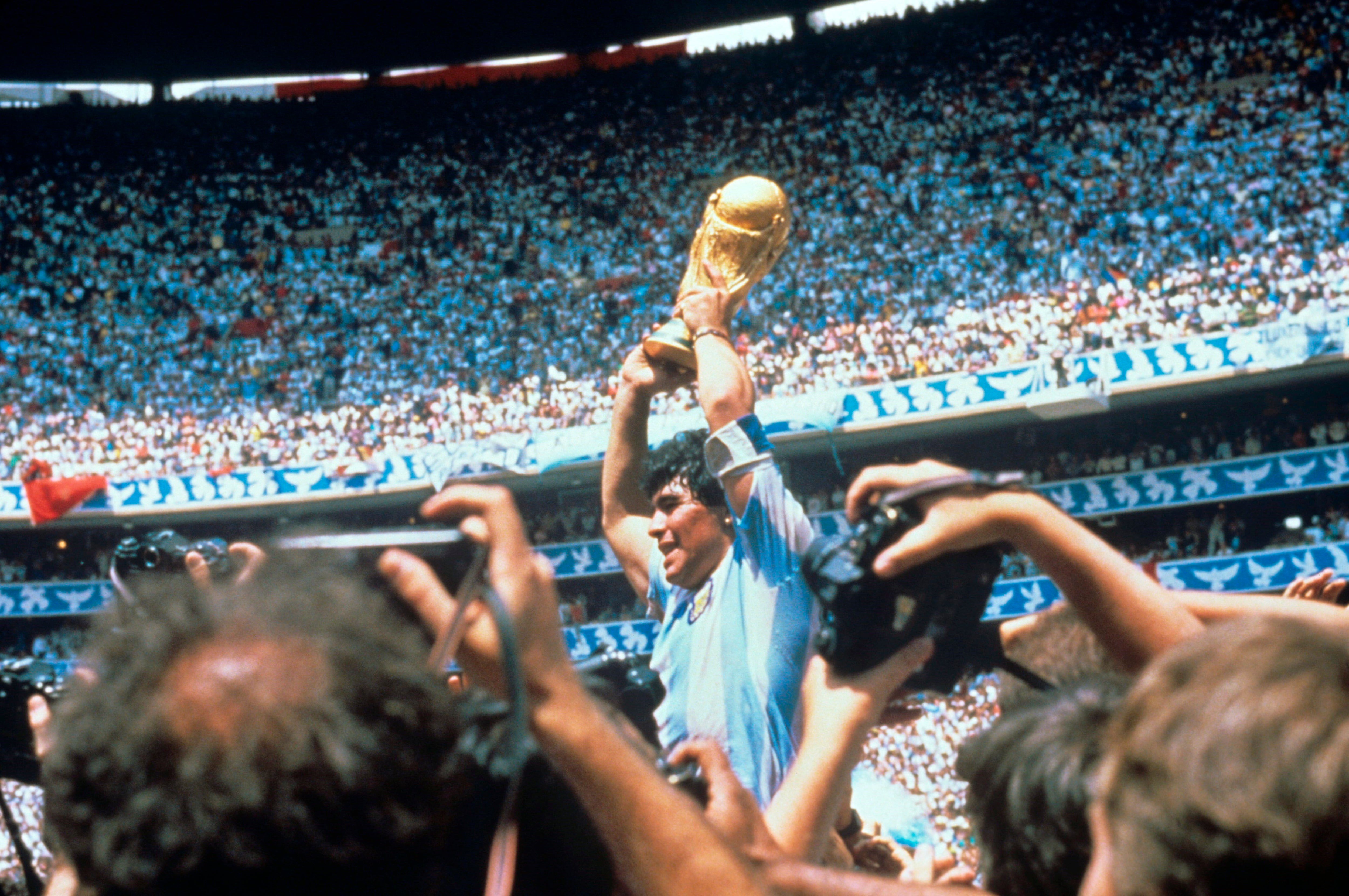 Diego Armando Maradona festeja ser campeón del mundo en el Estadio Azteca el 29 de junio de 1986  