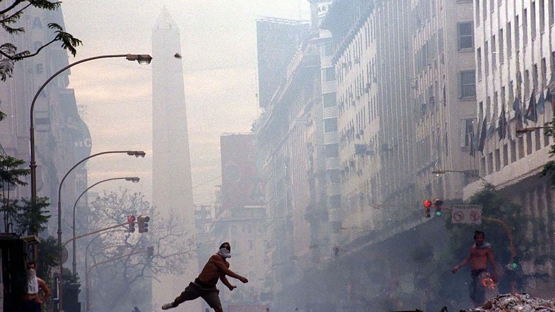 Durante las manifestaciones de diciembre de 2001 hubo saqueos, cacerolazos, represión policial y muertos en las calles. (Télam)