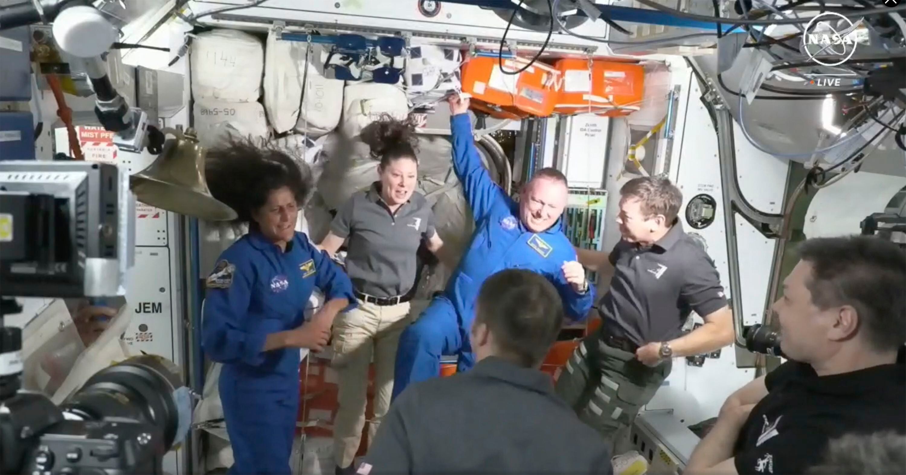 Los astronautas de la NASA Butch Wilmore y Suni Williams son recibidos el jueves 6 de junio de 2024 por la tripulación de la Estación Espacial Internacional. (NASA vía AP)