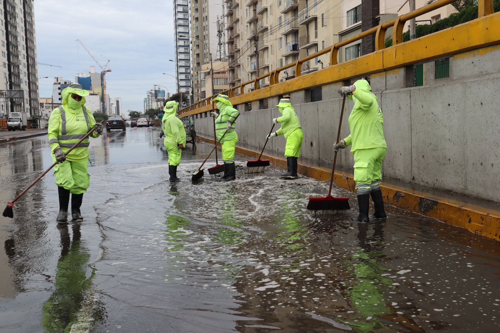 Labores de limpieza en puente de la Av. Brasil por parte de la Municipalidad de Lima. Trabajos para despejar vías tendrá una duración aproximada de 1 hora sin uso de maquinaria