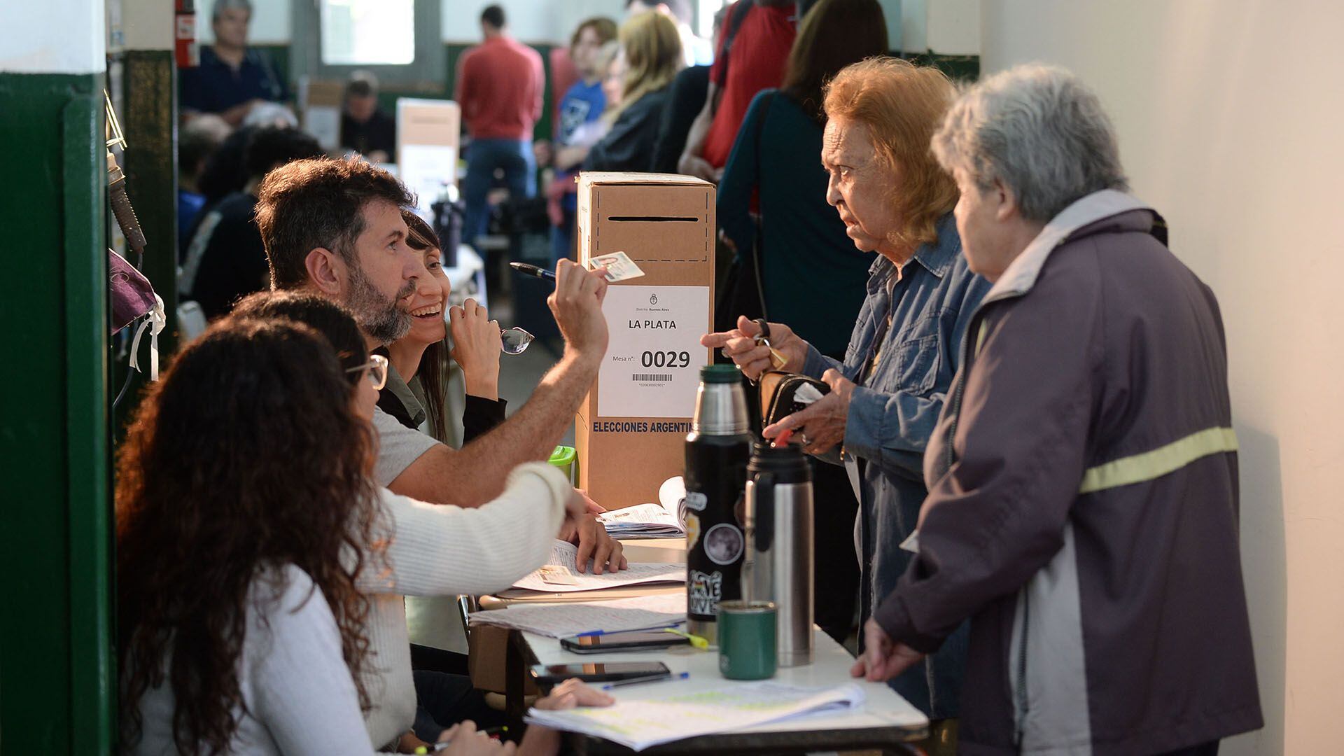 Elecciones 2023 - urnas mesas gente votando