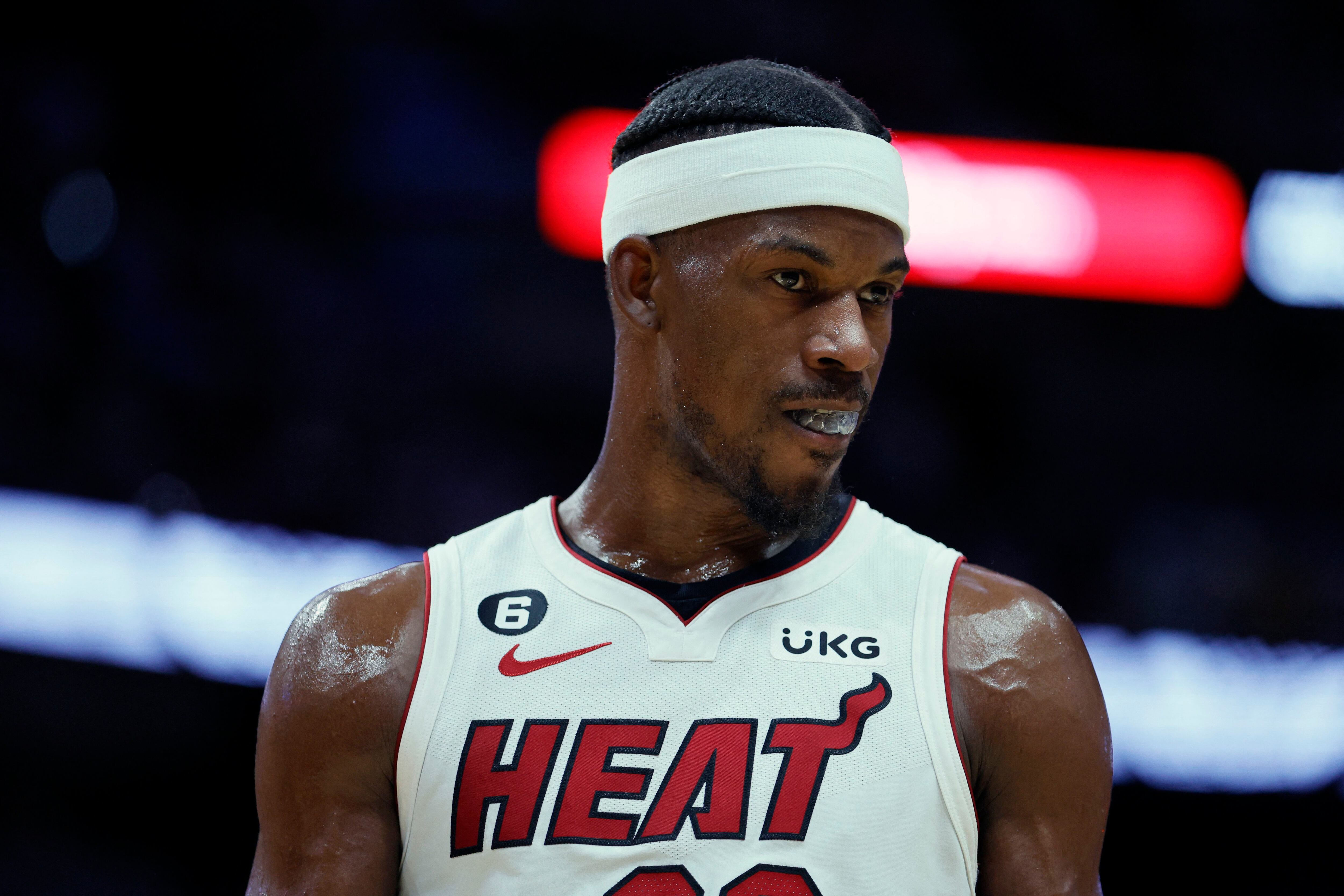 El alero del Miami Heat, Jimmy Butler (22), observa el último cuarto contra los Boston Celtics durante el cuarto juego de las Finales de la Conferencia Este para los playoffs de la NBA de 2023 en el Kaseya Center (Crédito obligatorio: Sam Navarro-USA TODAY Sports)