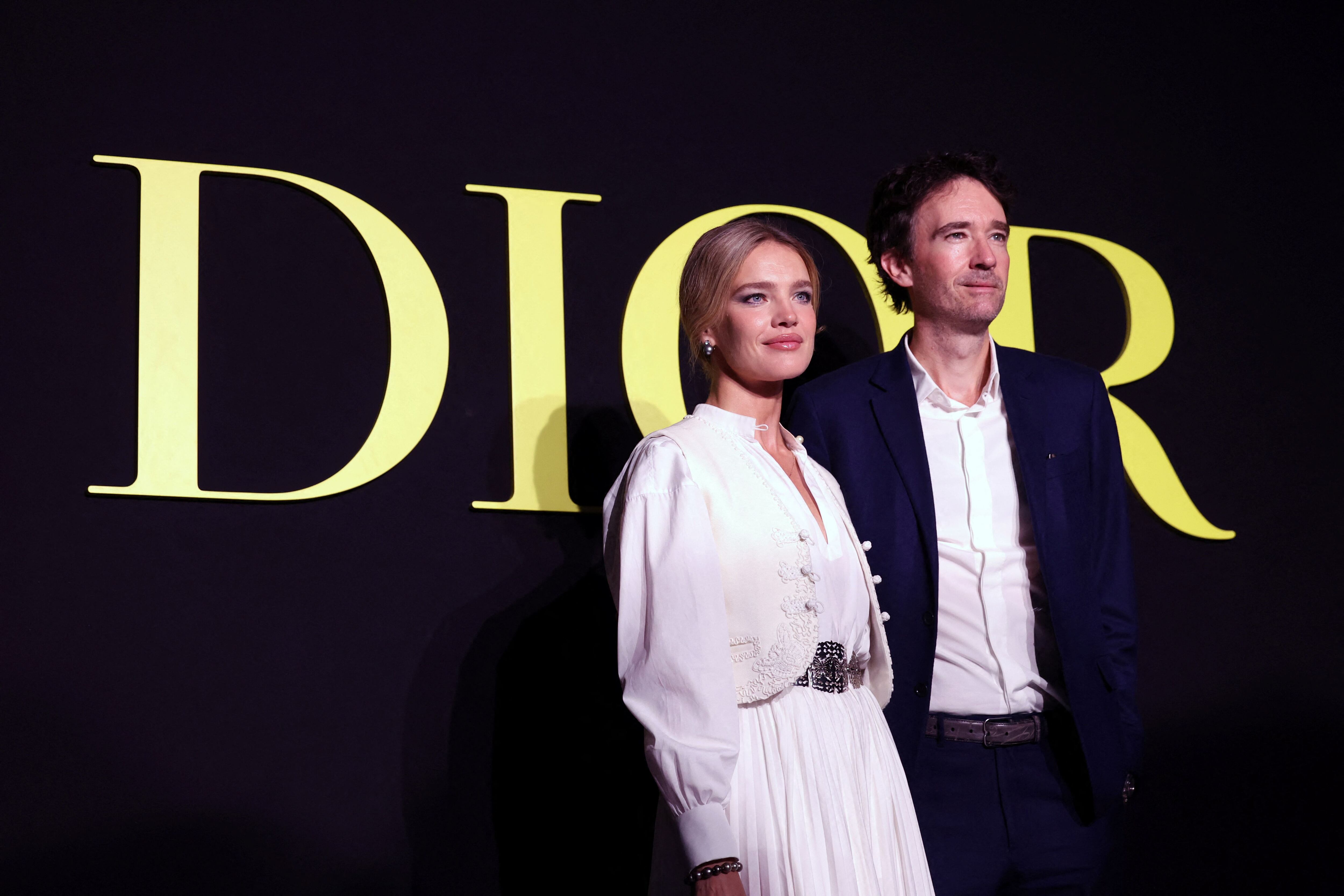 Antoine Arnault y su esposa, la modelo rusa Natalia Vodianova, posan antes del desfile de la colección prêt-à-porter femenina Primavera/Verano 2024 de Dior durante la Semana de la Moda de París en París (Reuters)