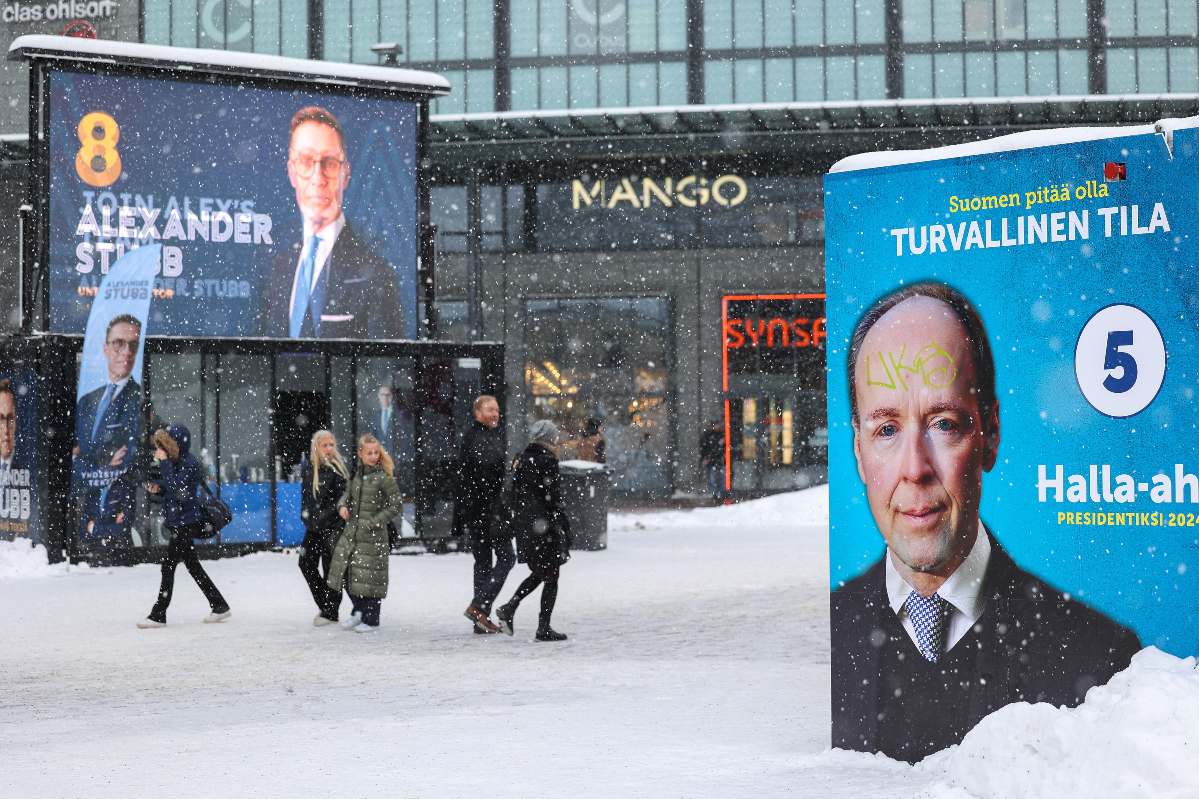 21/01/2024 January 21, 2024, Helsinki, Uusimaa, Finland: Pavilions of the election campaign of presidential candidates Jussi Halla - aho and Alexander Stubb, seen along the street. The presidential elections in Finland will take place on January 28, 2024. The election campaign of presidential candidates is in full swing.
POLITICA 
Europa Press/Contacto/Takimoto Marina