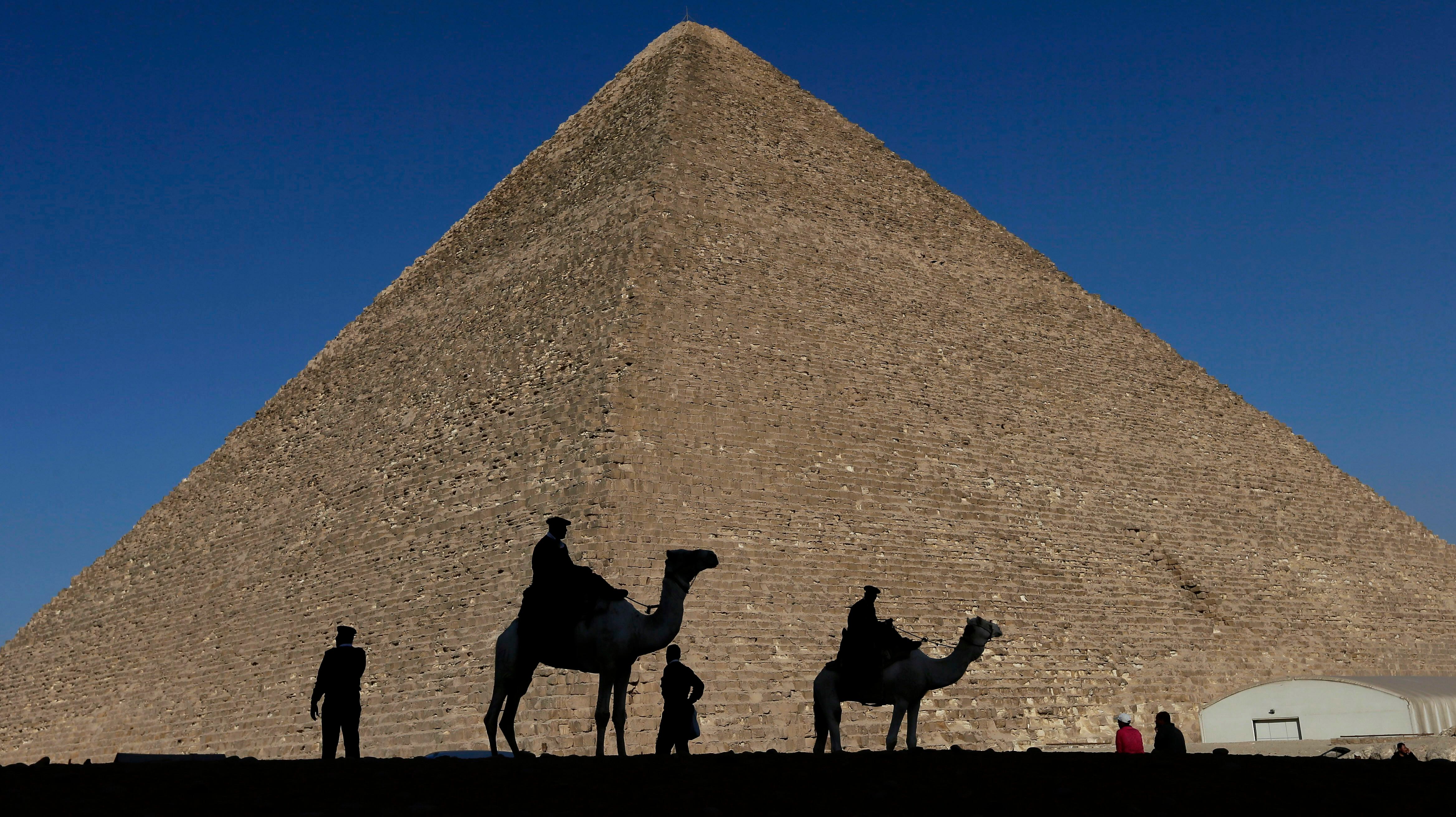 Los hallazgos podrían explicar por qué estas pirámides están concentradas en una estrecha franja desértica
(AP Foto/Hassan Ammar, File)