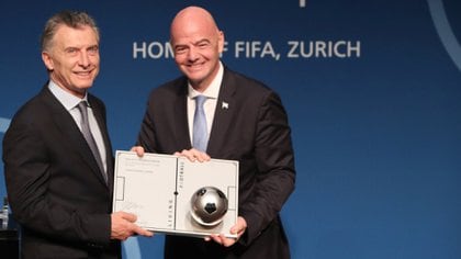 El ex presidente junto al líder de la FIFA (Prensa Presidencia)