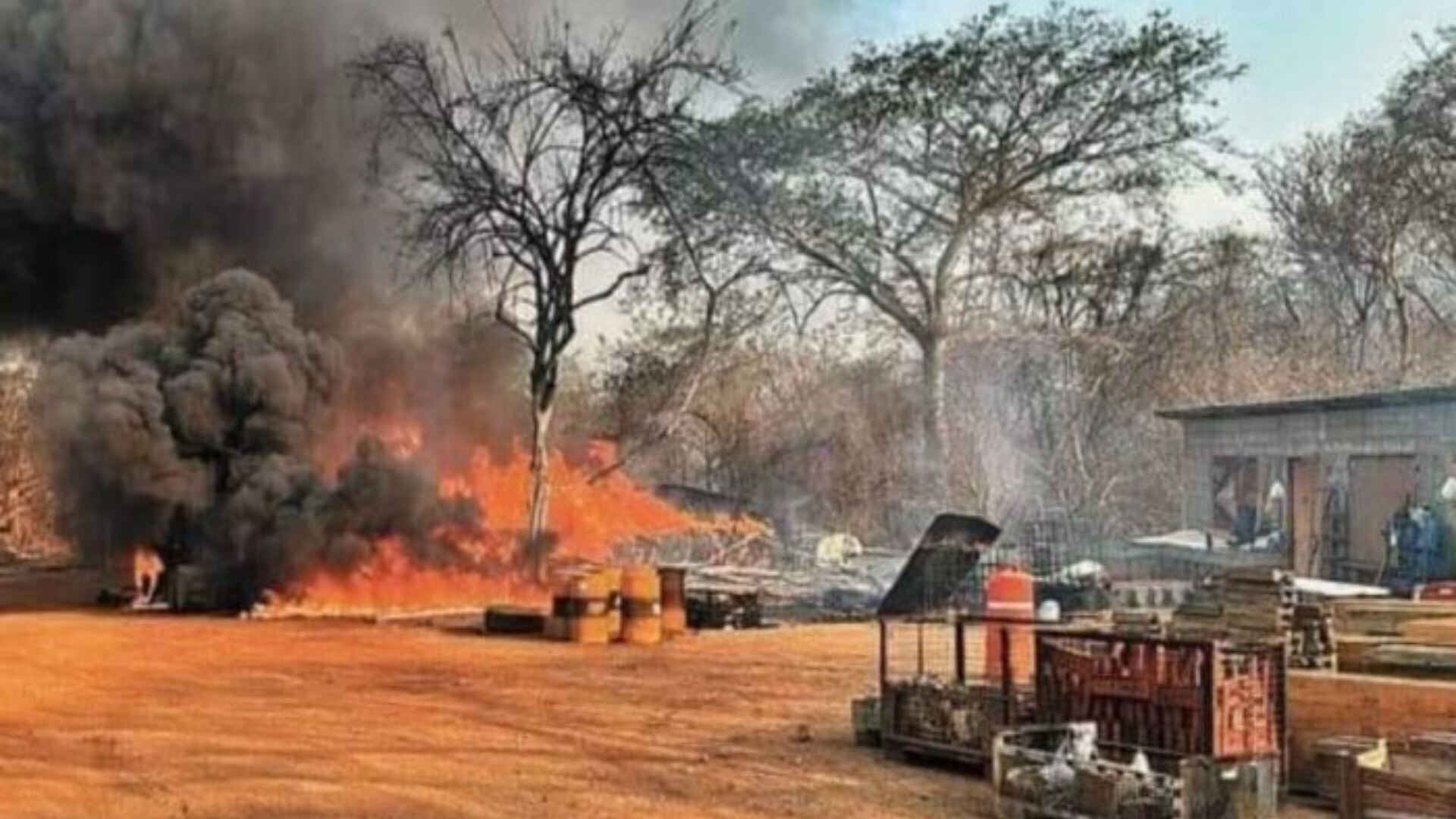 Varias casas fueron incendiadas durante el ataque en Chicomuselo. (X/@J_Fdz_Menendez)