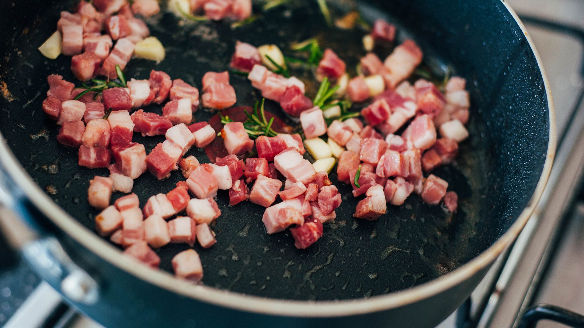 La panceta un corte de carne que se obtiene del vientre o costado del cerdo