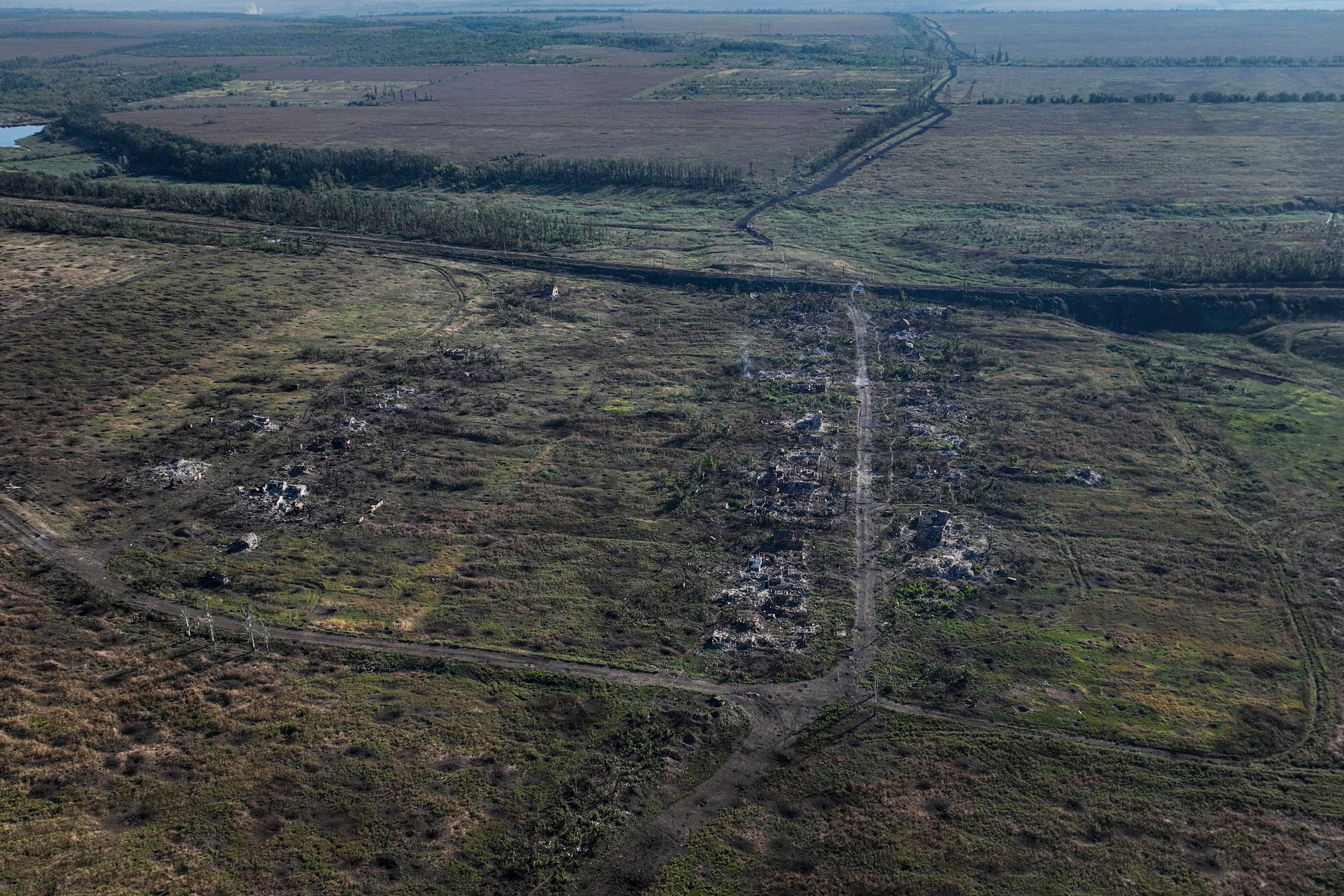 Esta imagen, tomada por un dron el 6 de septiembre de 2023, muestra casas destruidas durante los combates entre las fuerzas rusas y ucranianas en Andriivka, en la región de Donetsk, en el este de Ucrania. (AP Foto/Evgeniy Maloletka)