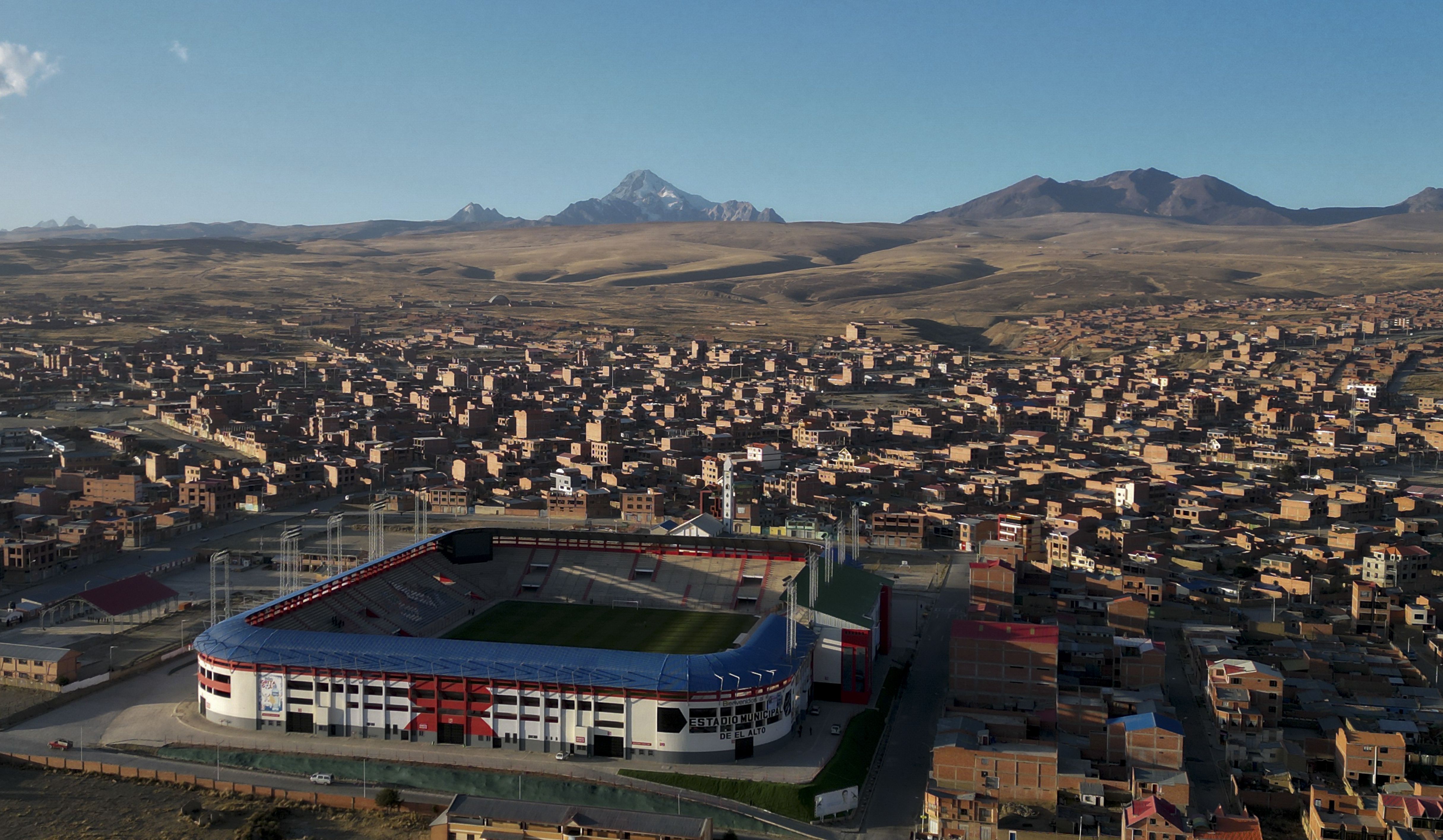 Estadio municipal de El Alto en Bolivia, ubicado a 4085 metros sobre el nivel del mar - crédito Juan Karita/AP