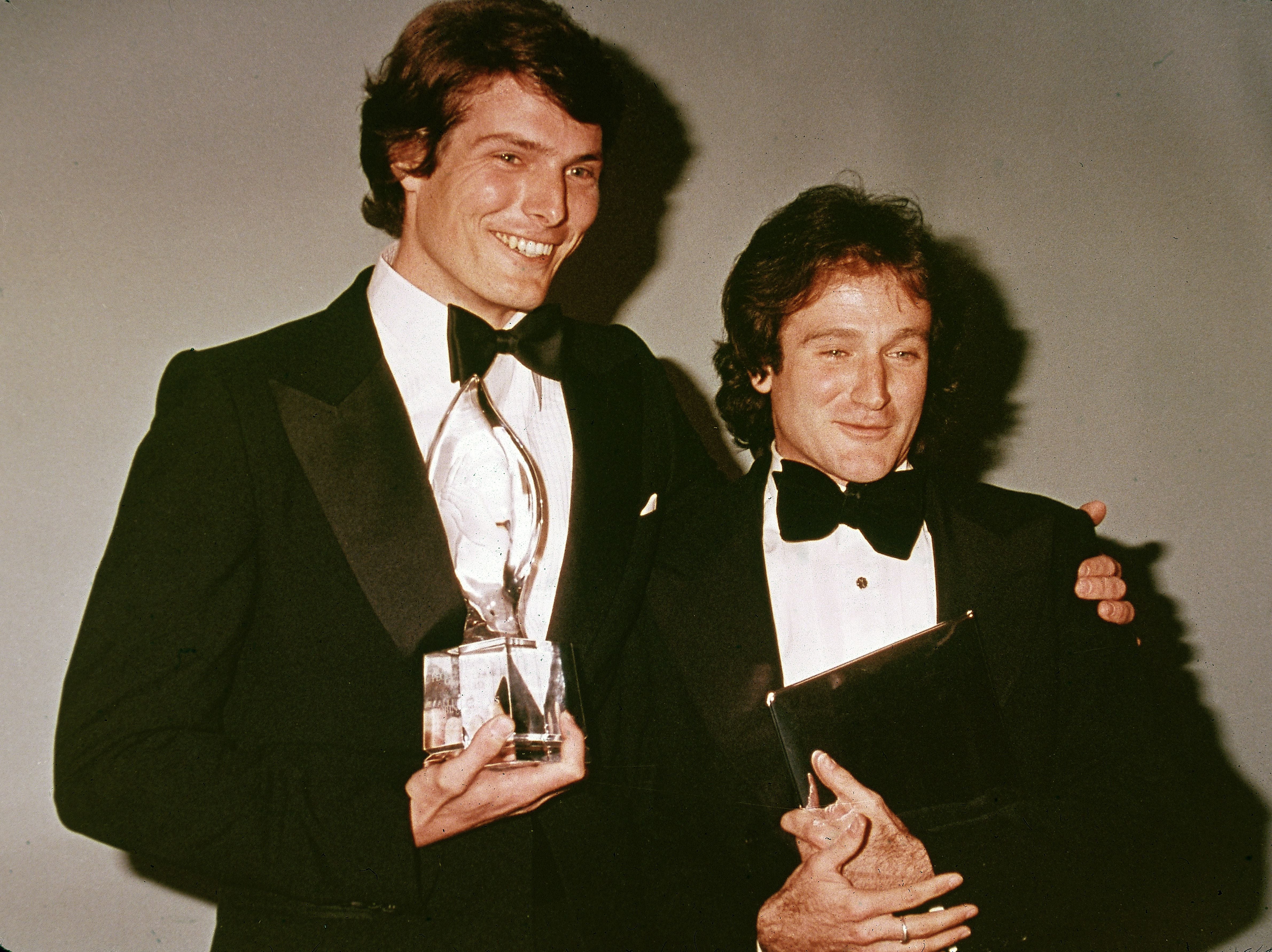 Christopher Reeve y Robin Williams en el People's Choice Awards, en marzo de 1979. Se conocieron en la Juilliard School donde estudiaban y se hicieron amigos para siempre (Fotos International/Frank Edwards/Getty Images)