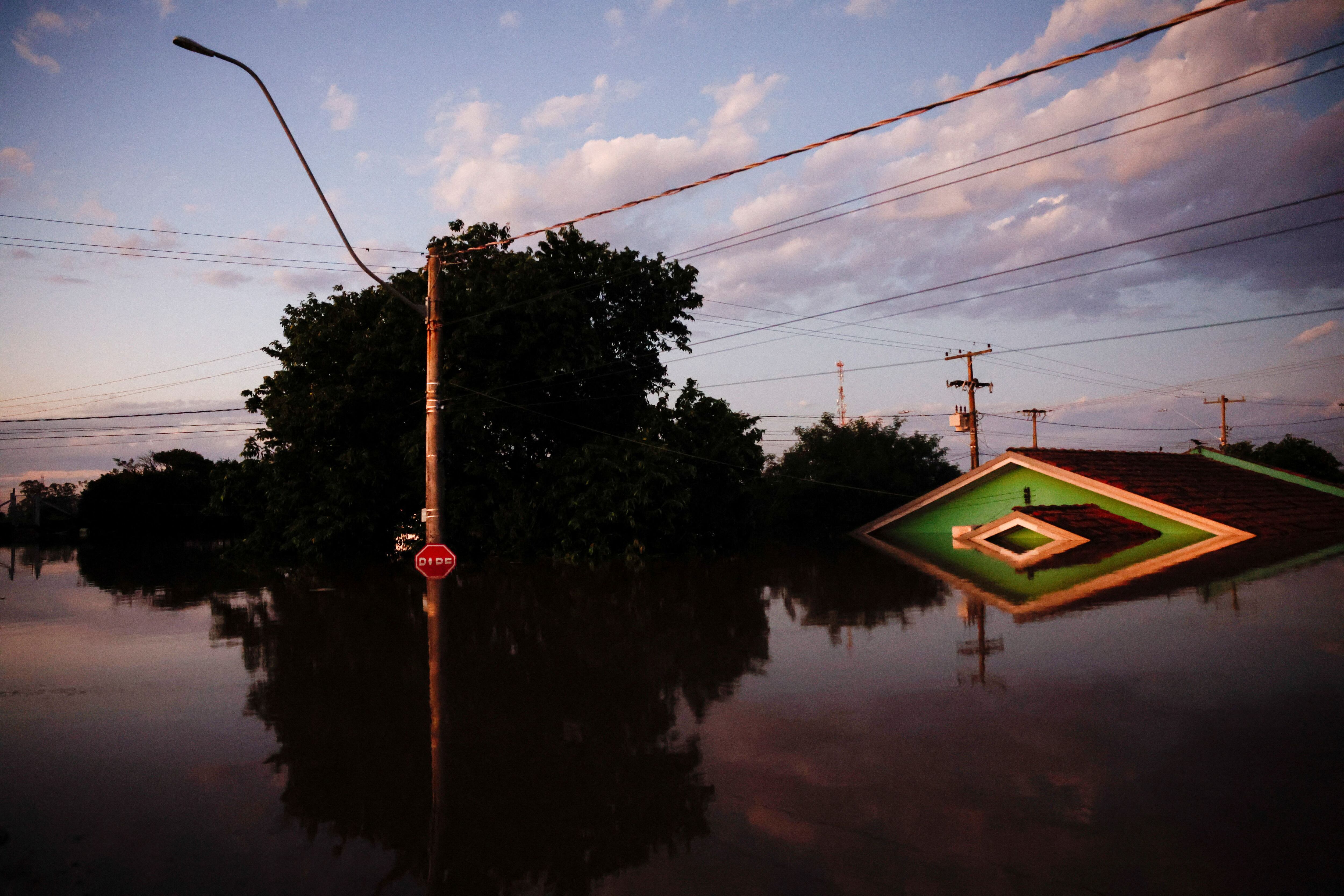 Una calle totalmente inundada en Canoas (REUTERS/Amanda Perobelli)